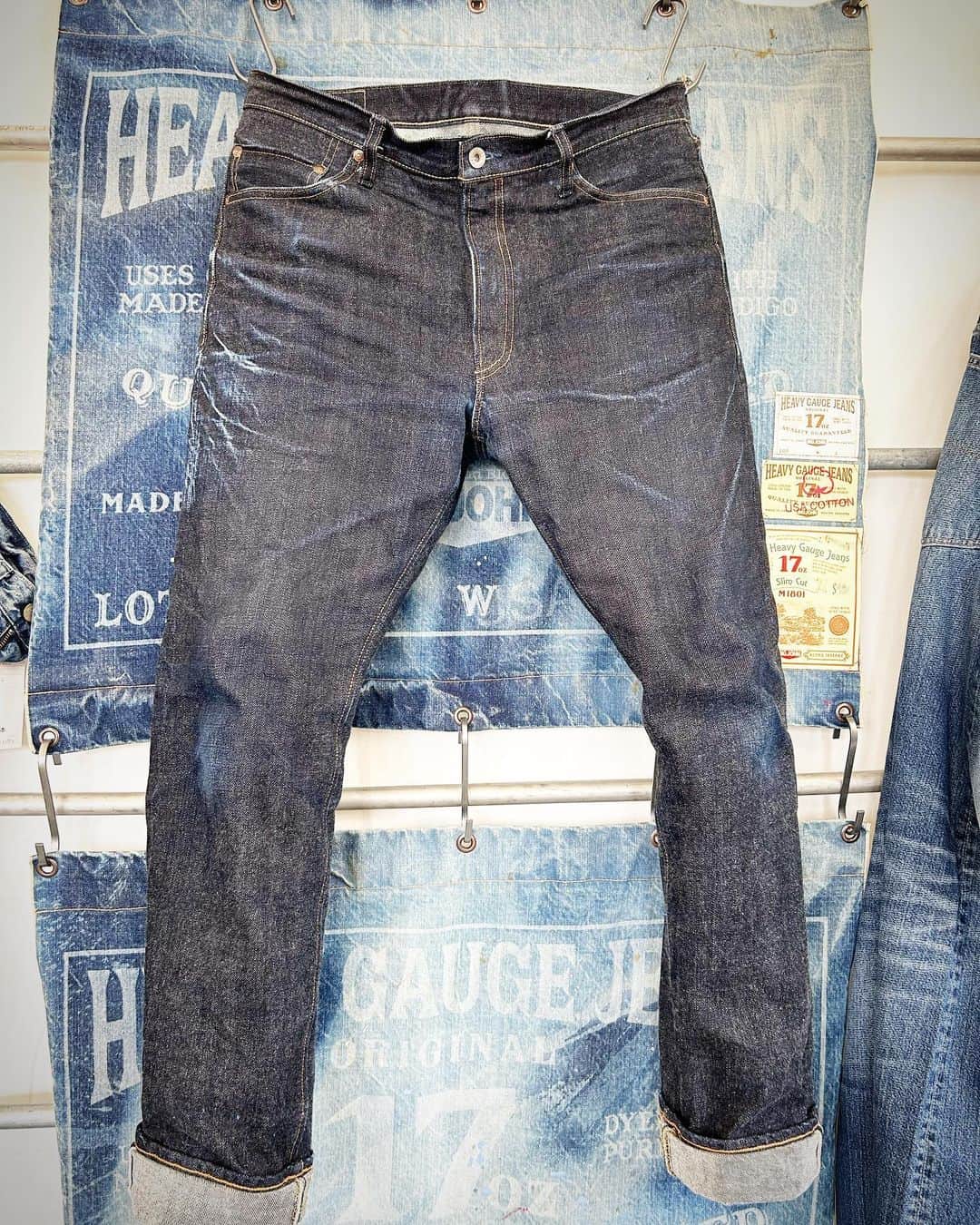 のインスタグラム：「17oz HEAVY GAUGE SLIM JEANS 【M1801】- 001 1st wash 89日 2nd wash 47日 計136日着用  17oz HEAVY GAUGE JACKET 【M6803】- 001 1st wash 65日 2nd wash 10日 計75日着用  原綿に100%米綿を使用した無骨な5番の糸【U.S.COTTON】をピュアインディゴ染料で特濃色に染めたビッグジョンオリジナルのセルヴィッチジーンズです ジーンズが生まれたアメリカの大地の香りが漂うそんな男臭いアイテムです  スタッフ onishi  ビッグジョン児島本店 ビッグジョン東京店 ビッグジョン大阪店 BIGJOHN ONLINE SHOP   @bigjohnjeans @bigjohnshop @bigjohntokyo @bigjohnosaka  #bigjohn #bigjohnjeans #jeans #denim #23oz #japan #okayama #kurashiki #kojima #kojima-jeans-street #jeans-street #denimcode #toughjeans #tough #selvedgejeans #selvedge #cotton #extra #organic #organic cotton #xxxx #18.5oz #rawdenim #drydenim #13oz  #gunjyo #m1 #fashion #ootd #made in japan #love #indigoinvitational #rawdenim #drydenim #17oz」
