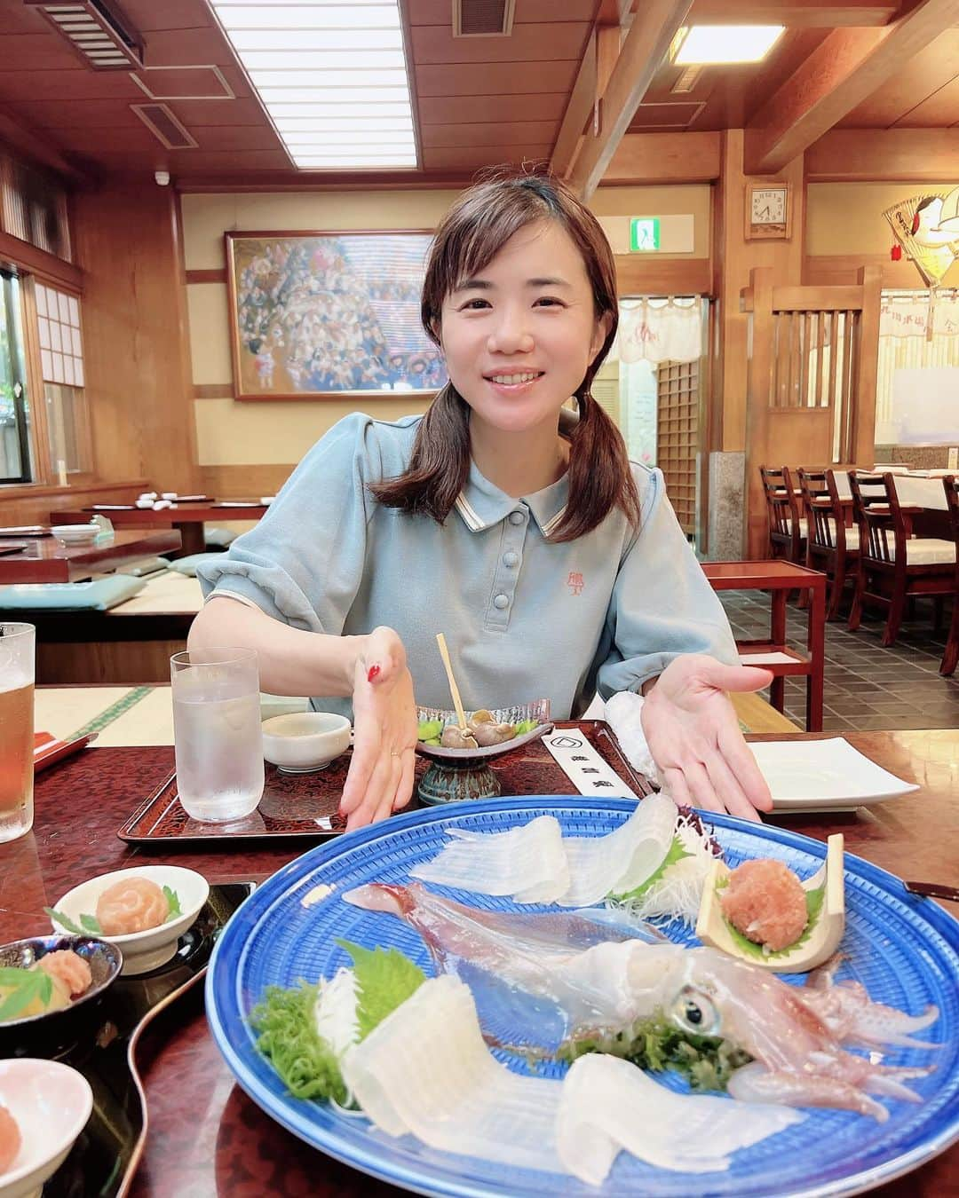 辻香織のインスタグラム：「昨日、福岡入りしました！ 1年越しの透明なイカ🦑を堪能。  幸せでした✨  そして、朝はKBCラジオに 生出演。  本日のライブ告知させて頂きました。  今日から20周年ツアースタート。 通販も販売開始しました。  みなさま、ぜひ。   「deep blue」 よろしくお願いします。  #辻香織  #福岡グルメ  #透明なイカ  #kbcラジオ  #アサデスkbc」