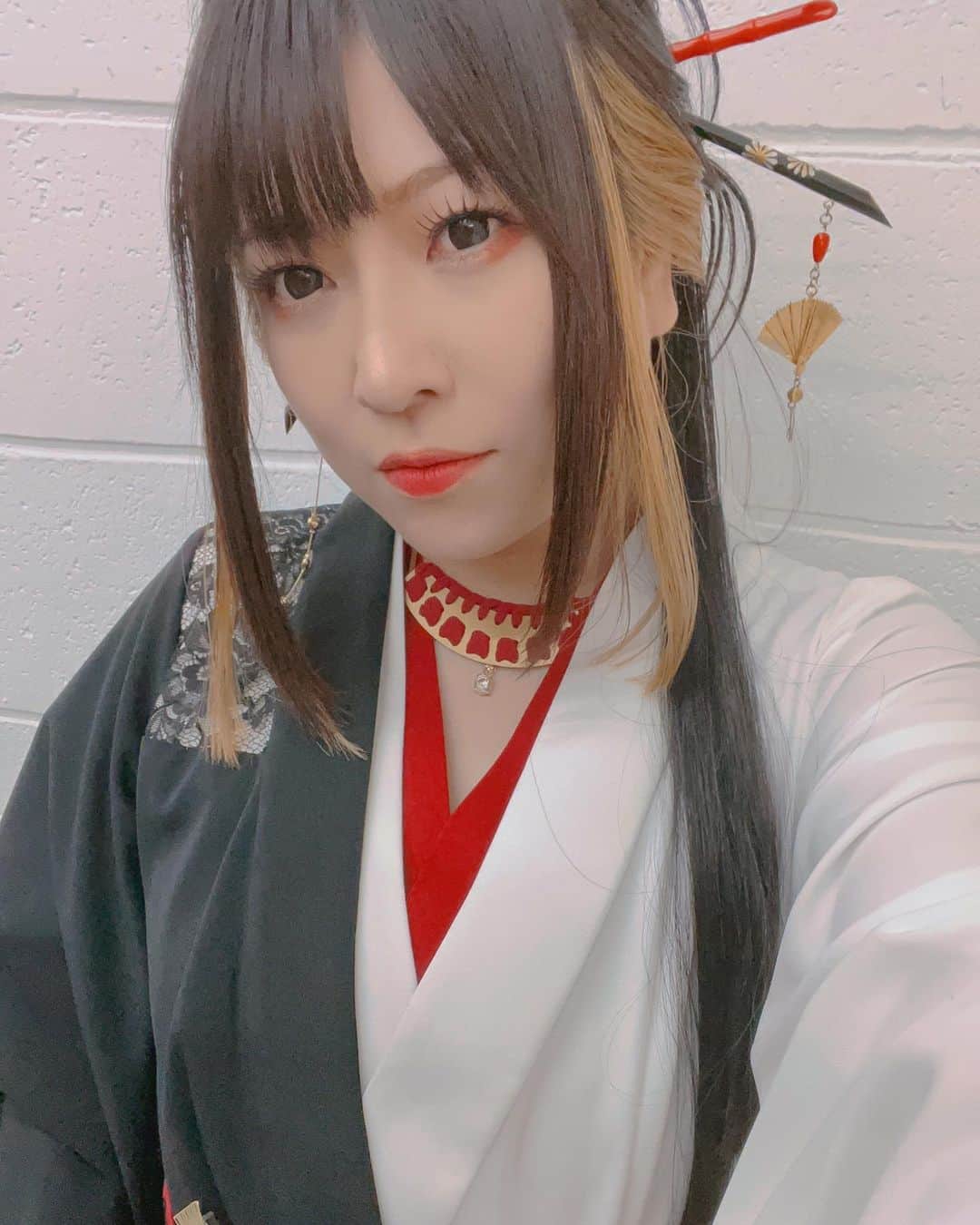 鈴華ゆう子のインスタグラム：「戦いがテーマの今回の衣装は、私は女剣士(女侍)をイメージ。何気に和楽器バンド初の袴スタイルです。 デザインは、肩脱ぎしている感じです。 Like a samurai girl. #和楽器バンド #鈴華ゆう子 #着物衣装 #きもの #きものコーディネート  #kimono #samurai  #samuraigirl」
