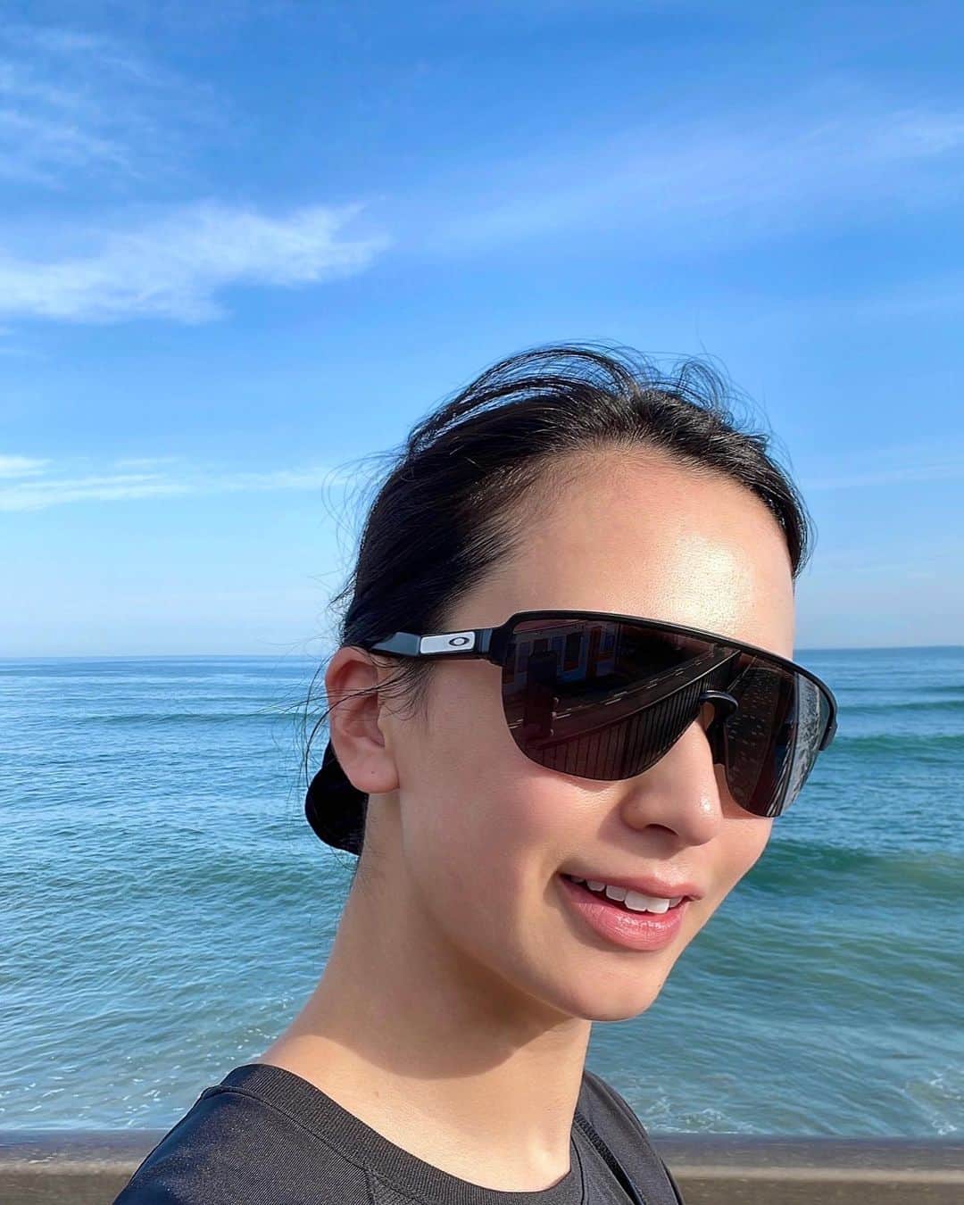持永真実のインスタグラム：「雨の日と👨🏻不在の日以外は 海まで毎朝ウォーキングが日課🔆🔆  ✔︎朝の空腹時に軽く動くことで日中燃焼しやすい身体に🔥 糖質→脂肪の順に燃焼されるのだけど、 胃が空だと糖質の燃やす分がないから 脂肪から燃やしてくれるのさ〜😎  ✔︎空腹時の吸収が良いときにサプリメント摂取がおすすめ！  効率が良いタイミングで色々するのが痩せの最短ルート！  朝から走ると疲れたぁって 家事や育児に支障が出るので、、🫠🥱🤦🏻‍♀️ でも30分程度歩くだけなら ハードル低いから続けやすいよね  食事も運動も💯な日を1日だけ過ごすより 小さなことでも地味なことでも コツコツ継続できることの方がずっと良いなって思う 1番難しいけど！笑  #まーみんdiet #朝ウォーキング」