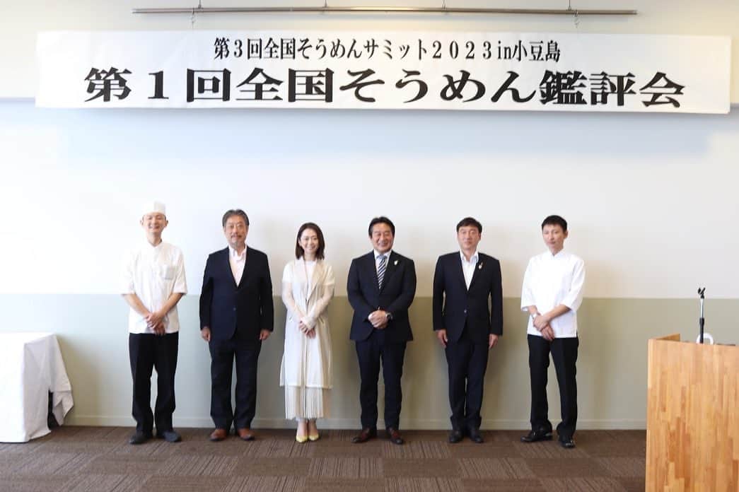 安藤成子のインスタグラム：「そうめんサミット2023in小豆島 Day1  そうめんを学ぼう  初日はそうめん鑑評会の審査員を僭越ながら務めさせていただきました！  そのあとは討論会へ登壇させていただき日本のそうめん業界の皆様と色々そうめんについてお話しさせていただき  夜は懇親会！そうめんに携わる色々な方と色んなお話ができました！」
