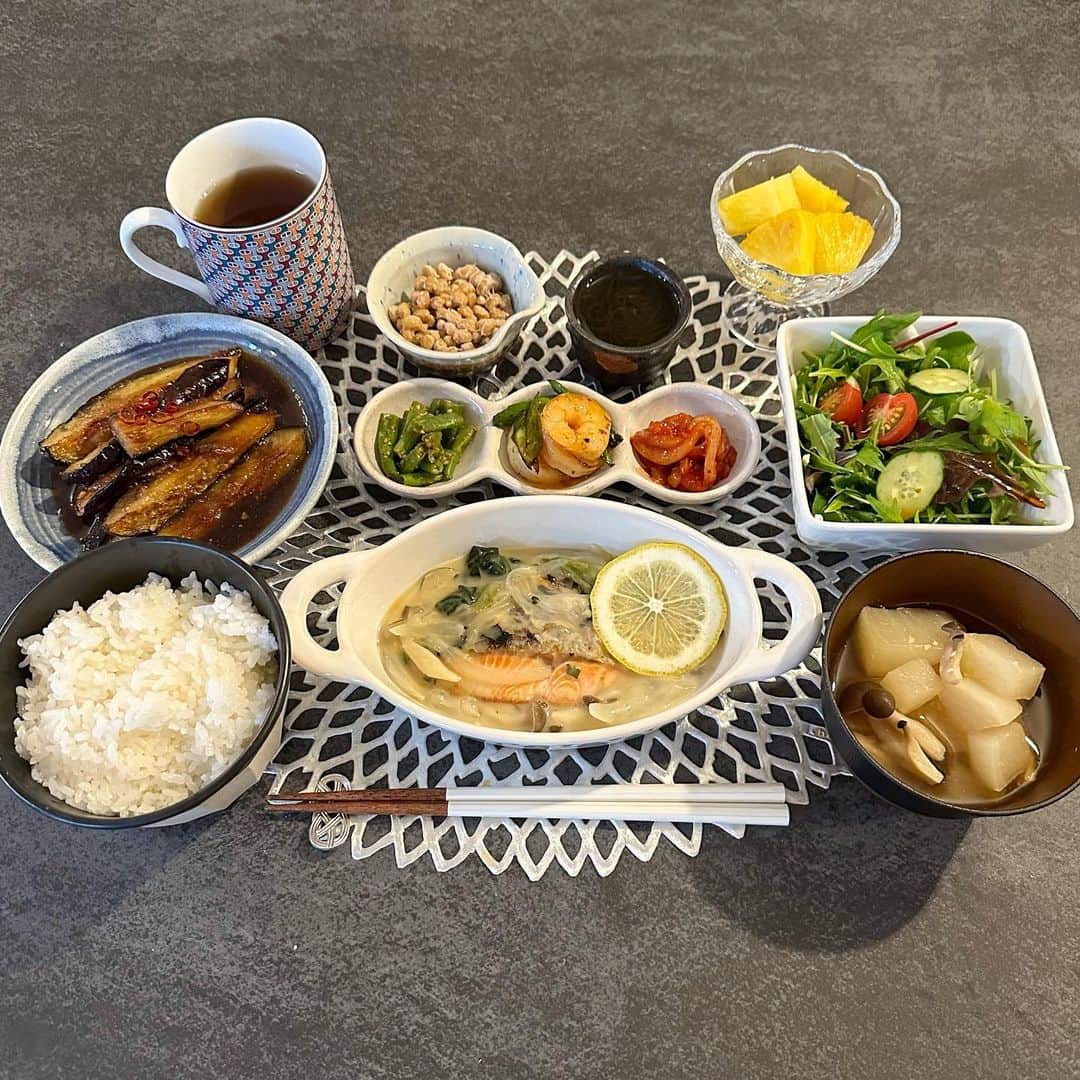 姫野れみさんのインスタグラム写真 - (姫野れみInstagram)「先日の晩ご飯🍴 大きい清水のソーラーレモンを送っていただいたので クリーム煮をさっぱりいただけました😌♡  🐟#サーモンのクリーム煮 (ほうれん草/しめじ／玉ねぎ) 🍆#茄子のみぞれ焼き 🦐#海老とアスパラのチリソース炒め 🫛#いんげんの胡麻和え 🦪#イカのチャンジャ風 🫔#納豆 🌊#もずく酢 🥗#ベビーリーフのサラダ 🍚#白米 🍲#蕪としめじの味噌汁 🍍#パイナップル  #石毛家の食卓」6月16日 11時22分 - remi___08