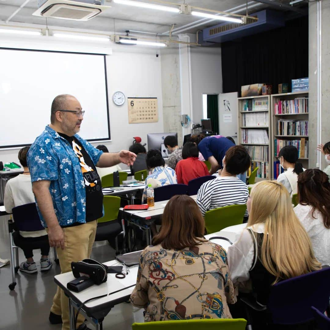 東京造形大学 Tokyo Zokei Universityさんのインスタグラム写真 - (東京造形大学 Tokyo Zokei UniversityInstagram)「_ 「アニメーション基礎Ｃ」授業の様子  フィルムに直接、絵の具でペイントしたり、尖ったもので傷をつけて表現する技法である シネカリグラフィーの授業を行いました🎞️  学生が協力して作業を行い、授業後半に作品を上映しました📽️  #東京造形大学 #美術大学#美術 #大学 #美大 #デザイン  #アート #アニメーション #アニメ #授業 #映像 #八王子  #tokyozokeiuniversity #design #arts #artuniversity #artschool #animation #anime  #video #movie #hachioji」6月16日 11時26分 - tokyo_zokei_univ_official