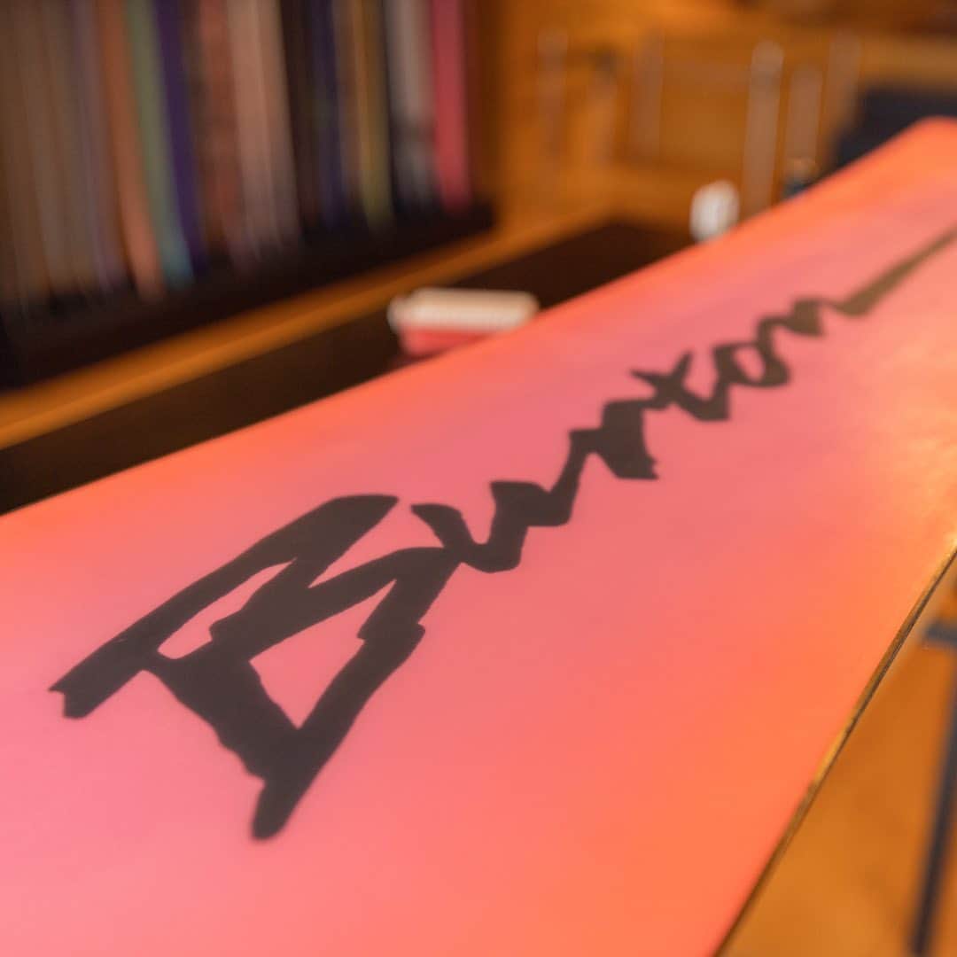 のインスタグラム：「【本日販売開始！Burton認定中古スノーボード！】本日から6/25(日)まで、Burton Flagship Tokyo にてBurton認定中古スノーボードを期間限定で販売！気になるラインナップは、CustomやProcess、Talent Scout、Family Treeなどの人気モデルが多数。憧れのあのボードやセカンドボードに欲しかったあのパウダーボードをお得に買うなら今がチャンスです！ぜひ足を運んでみてください！ #Burton #Snowboarding」