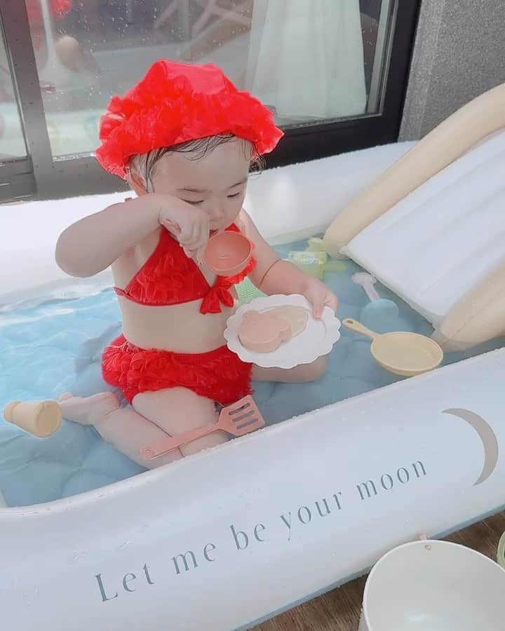 石田安奈のインスタグラム：「今日は中国のスクールだったので 今日はニーハオの日だよ〜。 って言ったら行く気分ではなかったのか嫌そうな顔してNO〜🥺🥺🥺と首を振るので じゃあプールしよっか💕 とせっせか準備をしてベランダでプール❤️  プールも昨日買って水着もあったのでちょうど良かった！  最近一緒に遊ぶ時間が取れてなかったので今日は存分に楽しんでおります💕 プールでおままごと中🤣  #プール#夏#女の子ママ#おままごと#コインズ」
