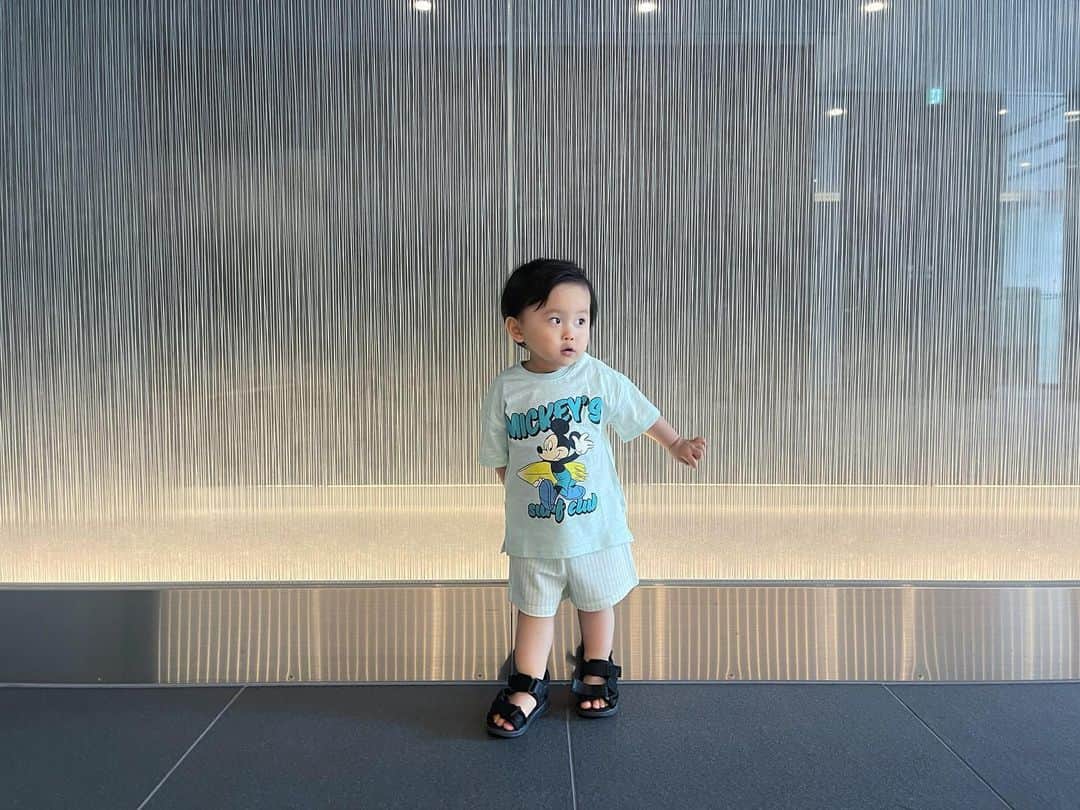 田中響子さんのインスタグラム写真 - (田中響子Instagram)「🏄‍♂️🐭🌴  私自身キャラクターものが好きではないので 普段はあまり持たないのですが、 私が唯一好きなミッフィーちゃんと たまに動画で見るミッキーは認識している息子。  きっと彼の中でのアンパンマンは 大好きなところ(自動販売機)にいる赤い人🧃笑  H&Mで見つけてキッキ〜🐭と喜んだので 保育園用にと思って買ったセットアップ、 不本意にもかわいいです…🤍」6月16日 11時36分 - coco.golf