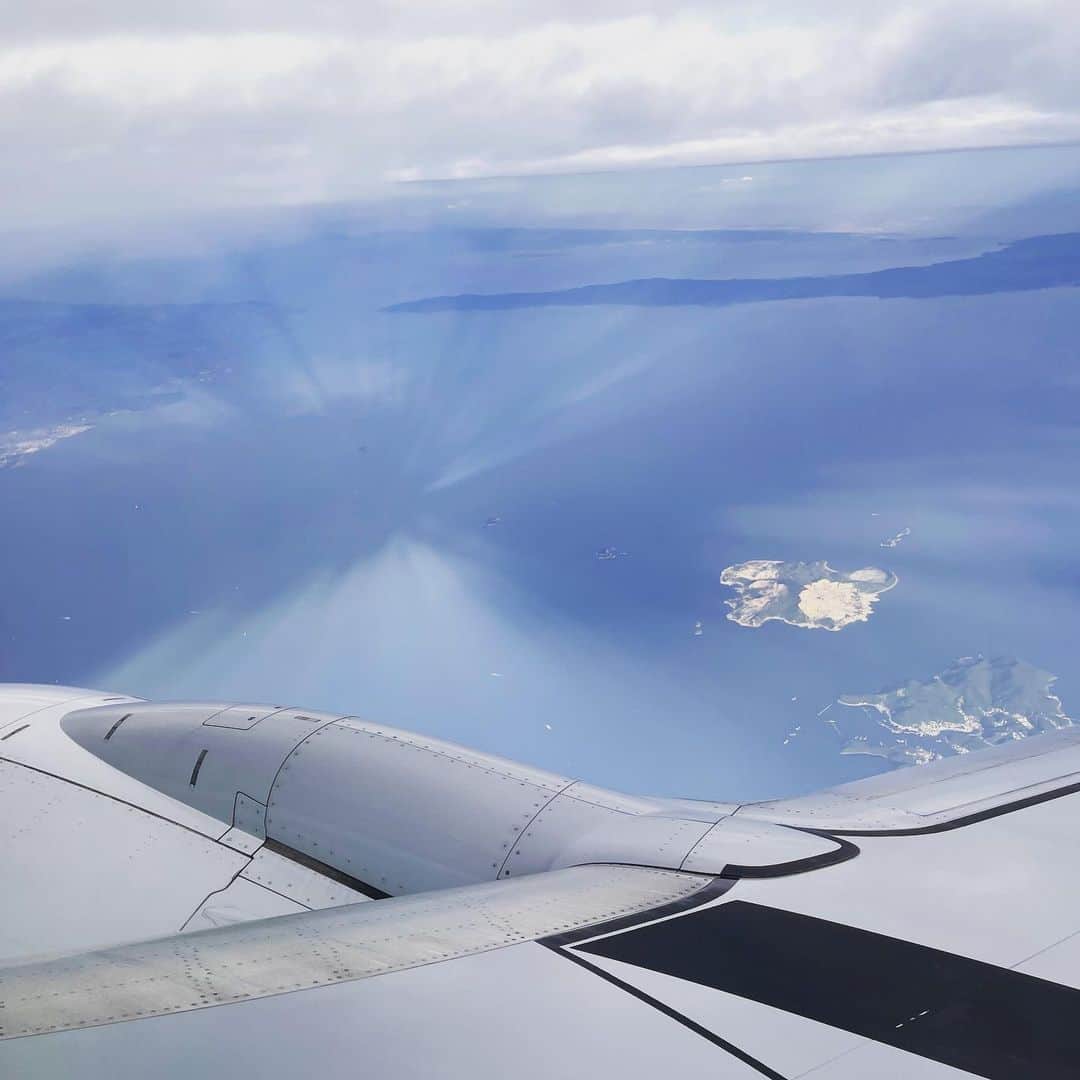 安藤成子さんのインスタグラム写真 - (安藤成子Instagram)「飛行機で見た不思議な光」6月16日 11時37分 - seikoando