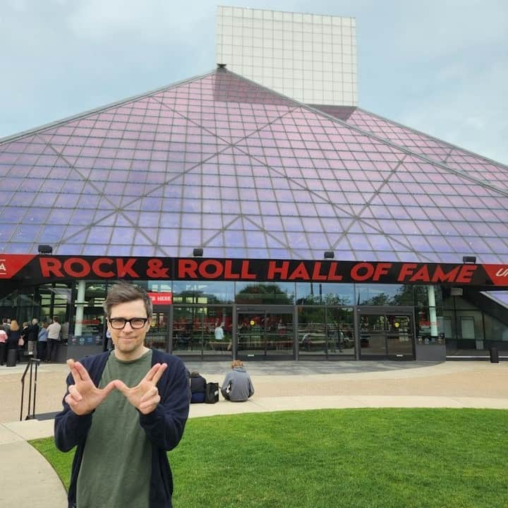 リヴァース・クオモのインスタグラム：「Weezer was admitted to the Rock And Roll Hall Of Fame today. I got to see Buddy Holly's high school diploma. And Kurdt Cobain's distortion pedal.」