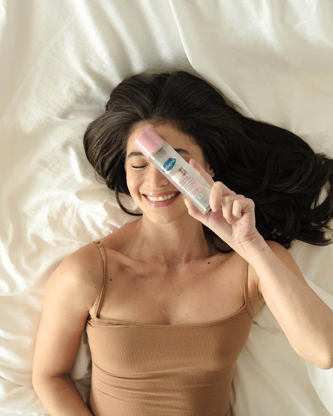 アン・カーティスのインスタグラム：「Morning freshness 🧚🏻‍♂️  I use the @cetaphilbrighthealthyradiance brightness refresh toner at least every other day (since I have dry skin) to help prep my skin for the rest of my routine, minimise pores and tighten. Love it so much!!!! 🌸🤍 #cetaphilbrighthealthyradiance」