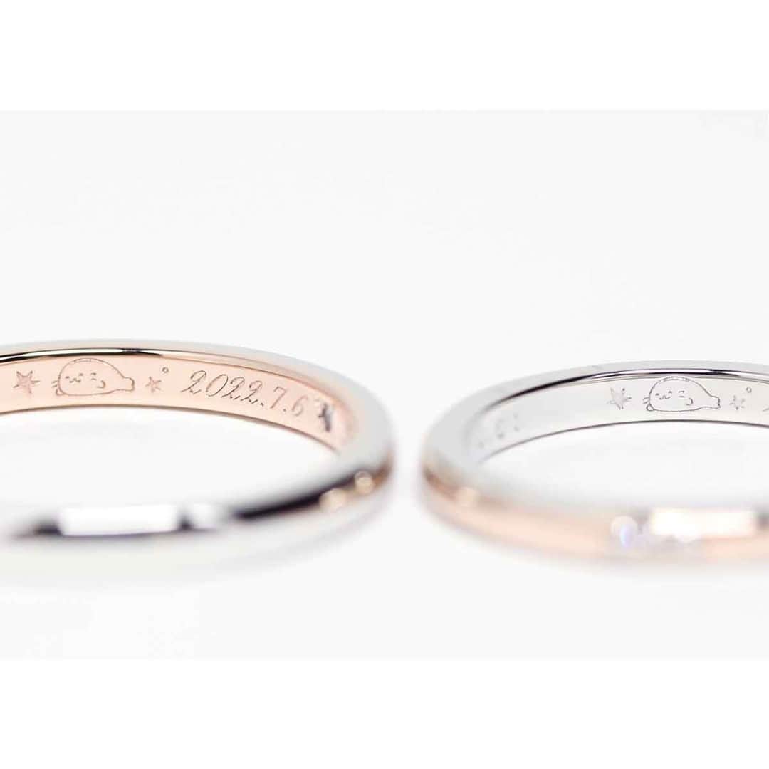 ith / イズ オーダメイド結婚指輪さんのインスタグラム写真 - (ith / イズ オーダメイド結婚指輪Instagram)「お二人はアザラシがお好きで、 北海道まで会いに行かれるほどだそうです。  そんな大好きなアザラシを 女性が手描きでイラストにして、 そのまま結婚指輪の内側に彫り込みました。  このイラストは世界中で二人だけのもの。  唯一無二の指輪が完成しました。  ▽ 指輪について 結婚指輪(男性)：ノクターン Pt950/K18PG：146,000円〜  結婚指輪(女性)：アルページオ Pt950/K18PG：148,000円〜  お問い合わせコード：20550  *********************************** ⧉ ith 公式WEB  @ith_marriage アカウントTOPへ 　 ☞ プロフィールURLをタップ  ⧉ 公式ハッシュタグ   ☞ #イズマリッジ   ⧉ 暮らしに寄り添うジュエリー  ith online store ☞  @ith_jewelry   ***********************************  #結婚指輪 #マリッジリング  #アザラシ #刻印 #イラスト #カスタマイズ #オーダーメイド #オーダーメイドリング #手仕事 #結婚指輪オーダー #アトリエ #ゴールドリング  #福岡花嫁 #結婚指輪探し #結婚指輪選び #指輪選び #指輪探し #結婚準備 #婚約 #プロポーズ #プレ花嫁  #花嫁準備 #2023秋婚 #2023冬婚  #2024春婚 #2024夏婚 #職人」6月16日 11時45分 - ith_marriage
