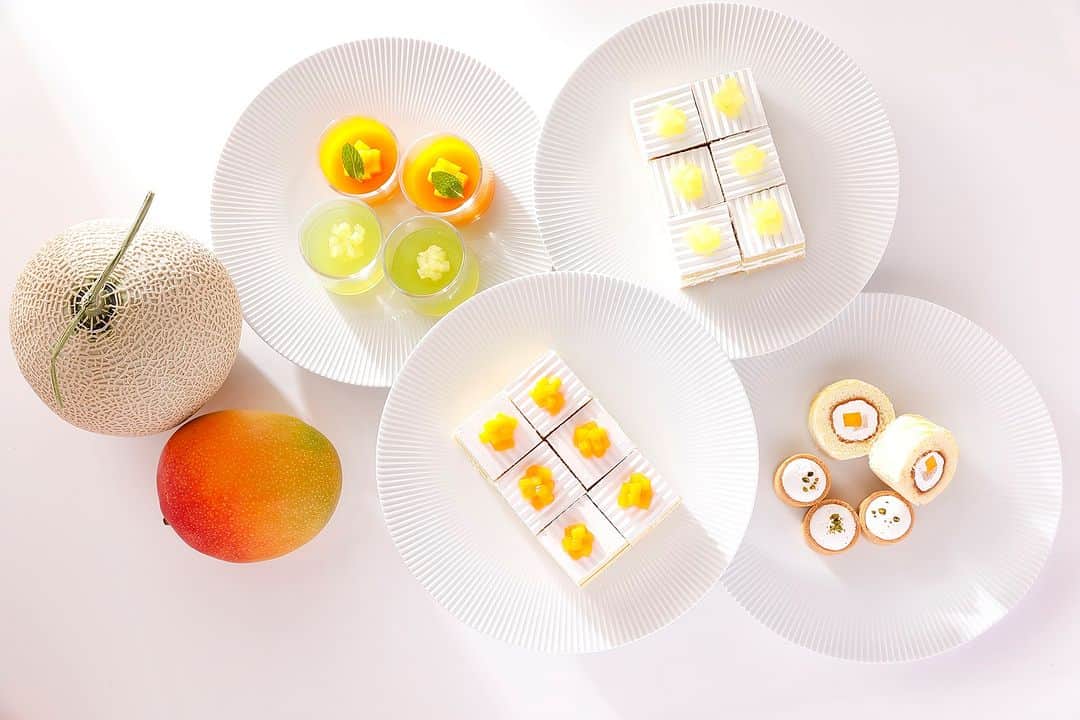 のインスタグラム：「【速報📢夏のスイーツビュッフェ開催決定🥳】  ホテルニューオータニ博多のパティシエが腕を振るう『スーパースイーツビュッフェ』。 今回のテーマは、ピーチ🍑・マンゴー🥭・メロン🍈  夏らしい色鮮やかで爽やかなスイーツたちが登場します🌟 糖度14度以上のマスクメロンを贅沢に使用した「スーパーメロンショートケーキ」もビュッフェ台にラインナップ！  6日間限定の人気イベントのため、ご予約はお早めに🌟  [期間] 2023年7月21日(金)・22日(土)・23日（日） 2023年8月25日(金)・26日(土)・27日（日） [時間] 16:30 / 17:00 / 18:30 / 19:00（金･土のみ） ※7/23・8/27は19:00入店はございません ※各回100分制  ◎季節のイベント・新メニューもご用意しております✨詳しくはホテルニューオータニ博多の公式HPをご覧ください🔍  【ご予約・お問合せ】 TEL：092-715-1111（代表） @newotani_hakata_official  ・‥…━━━☆・‥…━━━☆・‥…━━━☆ 「@newotani_hakata_official」をタグ付けしてご投稿ください。 素敵な写真や動画をシェアさせていただきます✨ 皆さまのお越しをお待ちしております😌 ・‥…━━━☆・‥…━━━☆・‥…━━━☆  #スイーツビュッフェ #ホテルビュッフェ #ビュッフェ #ピーチスイーツ #マンゴースイーツ #メロンスイーツ #スイーツ巡り #ホテルスイーツ #スイーツ好きな人と繋りたい #限定開催 #福岡ホテル #福岡カフェ #福岡スイーツ #天神カフェ #天神スイーツ #博多スイーツ #スイーツ部 #甘党 #スーパーメロンショートケーキ #メロンショートケーキ #hotelnewotanihakata #newotanihakata #hotelnewotani #newotani #ホテルニューオータニ博多 #ニューオータニ博多」