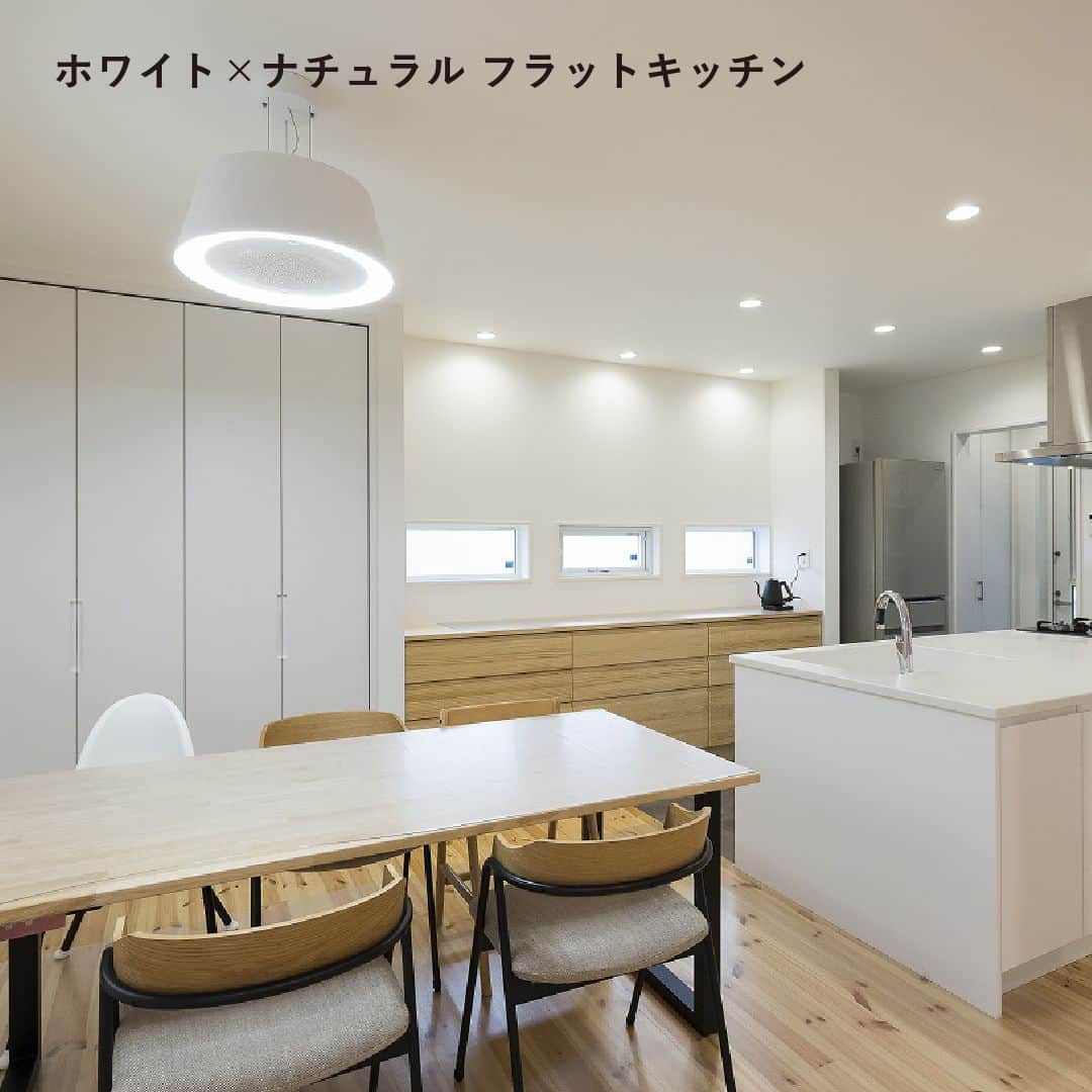 はりまの家さんのインスタグラム写真 - (はりまの家Instagram)「ホワイト×ナチュラル素材感あふれる家 施工：コーラルハウジング  @coralhousing   ‥‥‥‥‥‥‥‥‥‥  ホワイト×ナチュラル素材感あふれる家  外観はシックにブラックで統一されたカッコ良さ際立つ1軒。 内観は外観とギャップのあるホワイト×ナチュラル素材でまとまった 裸足で過ごしたくなるような素材感あふれる一軒。  両面時計と階段や家具のアイアンブラックが 部屋全体を引き締めるポイントとなっています。  ‥‥‥‥‥‥‥‥‥‥  お家を建てたいなら【#はりまの家】をチェック♪  ・気になる建築会社へまとめて一括資料請求ができる！ ・お好みの資料やカタログももらえます！ ・播磨エリアの住宅イベント情報満載！申込みもできます。 ・モデルハウスで会社のこだわりをチェック！見学予約もはりまの家から♪ ・掲載施工事例1000件以上で建築会社の特徴がわかります  @harimanoie からWEBサイトへGO！  ‥‥‥‥‥‥‥‥‥‥  #コーラルハウジング株式会社 #コーラルハウジング #姫路市工務店 #姫路市住宅会社 #姫路市 #両面時計 #リビング階段 #フラットキッチン #吹き抜け #書斎 #長期優良住宅 #アイシネン #スーパーウォール工法  #新築 #新築一戸建て #注文住宅 #施工事例 #マイホーム #家づくり #家づくりアイデア #家づくり計画 #家づくり計画中 #マイホーム計画 #マイホーム計画中 #家づくり記録 #後悔しない家づくり」6月16日 12時00分 - harimanoie