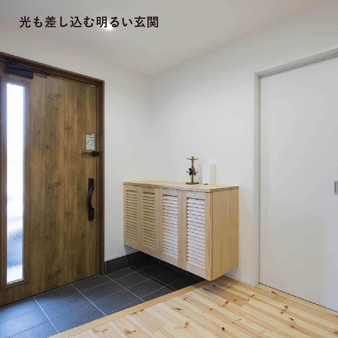 はりまの家さんのインスタグラム写真 - (はりまの家Instagram)「ホワイト×ナチュラル素材感あふれる家 施工：コーラルハウジング  @coralhousing   ‥‥‥‥‥‥‥‥‥‥  ホワイト×ナチュラル素材感あふれる家  外観はシックにブラックで統一されたカッコ良さ際立つ1軒。 内観は外観とギャップのあるホワイト×ナチュラル素材でまとまった 裸足で過ごしたくなるような素材感あふれる一軒。  両面時計と階段や家具のアイアンブラックが 部屋全体を引き締めるポイントとなっています。  ‥‥‥‥‥‥‥‥‥‥  お家を建てたいなら【#はりまの家】をチェック♪  ・気になる建築会社へまとめて一括資料請求ができる！ ・お好みの資料やカタログももらえます！ ・播磨エリアの住宅イベント情報満載！申込みもできます。 ・モデルハウスで会社のこだわりをチェック！見学予約もはりまの家から♪ ・掲載施工事例1000件以上で建築会社の特徴がわかります  @harimanoie からWEBサイトへGO！  ‥‥‥‥‥‥‥‥‥‥  #コーラルハウジング株式会社 #コーラルハウジング #姫路市工務店 #姫路市住宅会社 #姫路市 #両面時計 #リビング階段 #フラットキッチン #吹き抜け #書斎 #長期優良住宅 #アイシネン #スーパーウォール工法  #新築 #新築一戸建て #注文住宅 #施工事例 #マイホーム #家づくり #家づくりアイデア #家づくり計画 #家づくり計画中 #マイホーム計画 #マイホーム計画中 #家づくり記録 #後悔しない家づくり」6月16日 12時00分 - harimanoie