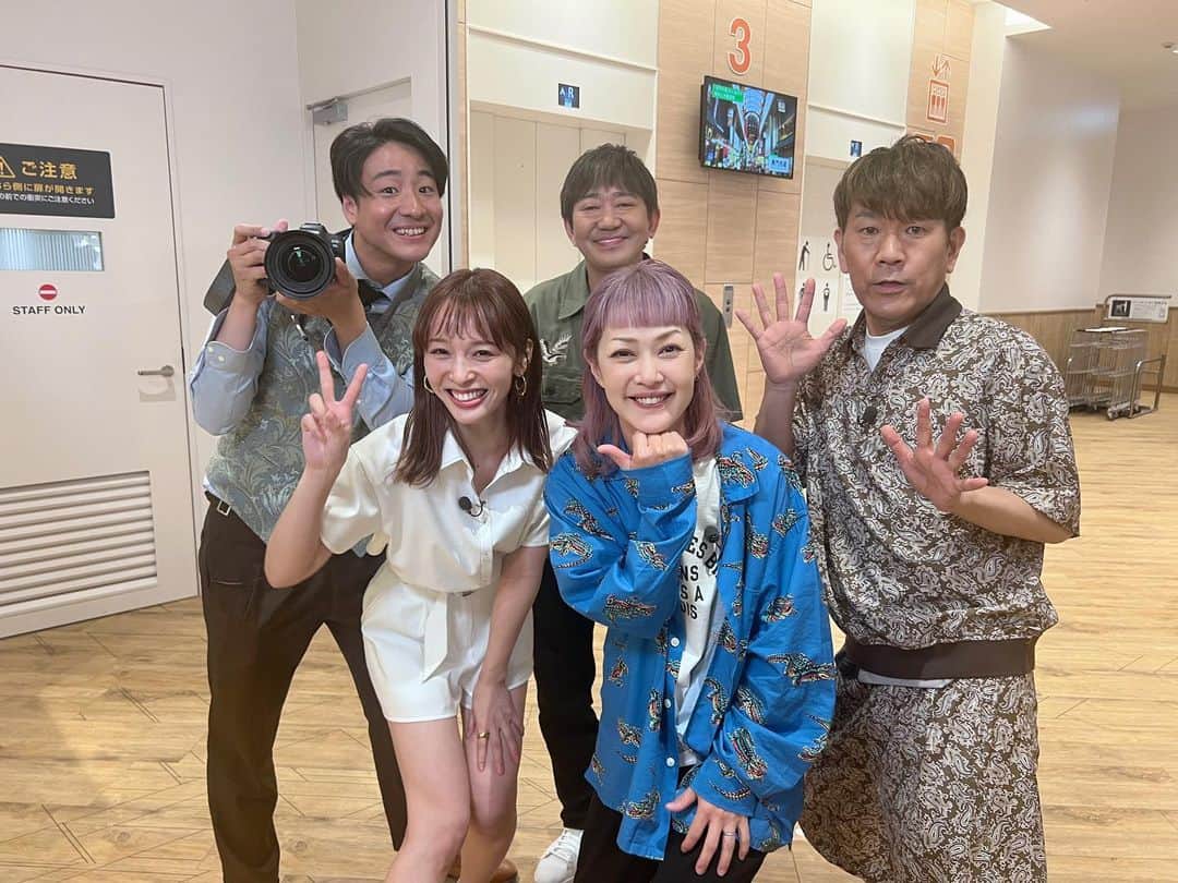 神部美咲のインスタグラム：「今夜19時から 関西テレビ 【#ちまたのジョーシキちゃん】に 出演させて頂きます♡  東大阪の大先輩がお二人もいる この最高のメンバーで ロケ行かせて頂きました🙇‍♀️  関西圏のみなさま ぜひご覧ください🩵  #東大阪 #師匠黒田さん」