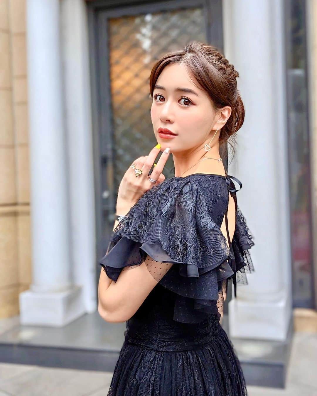 のインスタグラム：「おなつとの誕生日ディナーのコーデ👗もう2人で誕生日お祝いするの何回目なんだろ？笑 ずーっと変わらずくだらないこと話して笑って楽しく過ごしてるのが幸せだね🩷 今年は私が行ってみたかった @kageroplus に♡コースの内容好きなの選べて全部美味しくて感動！ 特に鴨肉が最高だった🩷 . dress... @eradie_official  bra... @_torugato_apparel_  sandals... @rogervivier  earrings... @tao.collection.official  . リップは @opera_cosmetics の新色です！最近ドラコスハマってて色々新調してる⭕️ YouTubeで紹介したいから企画だそう笑 . #eradie_official #eradie_dress #パーティードレス #お呼ばれコーデ #結婚式二次会 #blackdress #ドレス #結婚式コーデ #オケージョン #オケージョンドレス #プリンセス #ドラコス #リップ #おすすめコスメ #リップメイク」