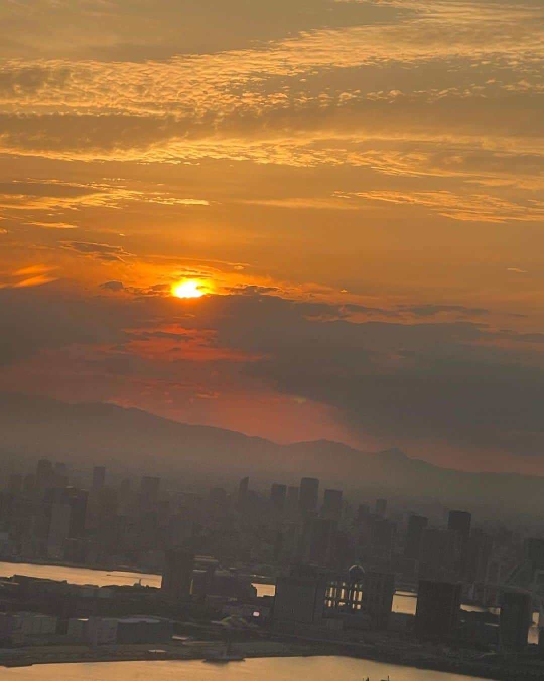 安藤成子さんのインスタグラム写真 - (安藤成子Instagram)「飛行機で見た東京に沈む夕陽🌇  東京も捨てたもんじゃない✨  世界は美しい🤍  #tokyo #sunset #tokyosunset」6月16日 11時54分 - seikoando