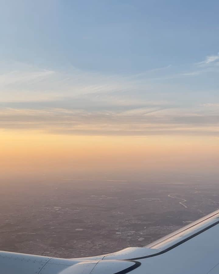 安藤成子のインスタグラム：「飛行機で見た東京に沈む夕陽🌇  東京も捨てたもんじゃない✨  世界は美しい🤍  #tokyo #sunset #tokyosunset」