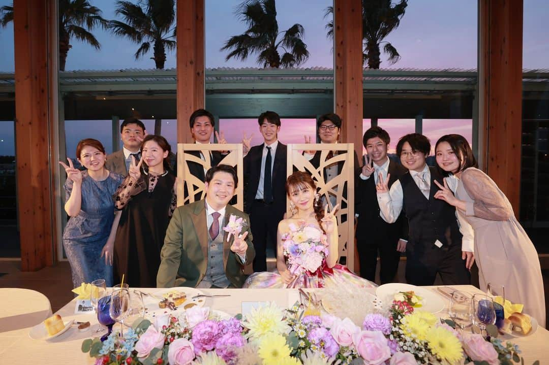 17人をフォロー中 【結婚式場】ラヴィマーナ神戸ウエディングのインスタグラム：「・  HappyWedding♡ 外のお色味が素敵なトワイライトタイムでのご披露宴♡  #ラヴィマーナ神戸 #プレ花嫁 #結婚準備 #結婚式準備 #神戸結婚式場 #大阪結婚式場 #式場探し #カップルレポート #リゾートウェディング #オリジナルウェディング #ナチュラルウェディング #ガーデンウェディング #ロケーションフォト #前撮り #フォトウェディング #海が見えるチャペル #海が見える結婚式場 #エスクリ花嫁 #ravimanakobe #ravimana#wedding #marry #resort #resortwedding #届かない想いはない #dlw#ラグナプリエ#lagunaprie」