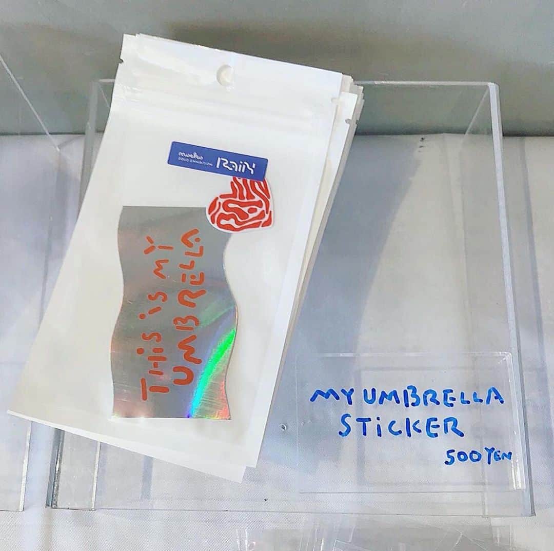 moekoさんのインスタグラム写真 - (moekoInstagram)「MY UMBRELLA STiCKER 🌈💧  傘盗難防止用のステッカー⚠︎ 光の当たり加減でレインボー！ (ハートの小さいシールはただのおまけ)  もう少ししたらオンラインでも販売予定です🌈」6月16日 11時57分 - moeko_dr