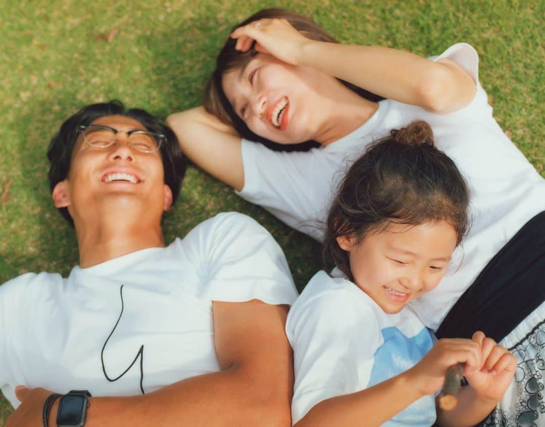 都倉賢のインスタグラム：「長崎に来て3回目の誕生日を迎え、37歳になりました。 ⁡ 縁もゆかりもなかった長崎は、発見や驚きの連続で、家族と一緒にこれほどまでに楽しめるとは思っていませんでした。（とにかく最初の頃は、いや、今もですけど、60歳以上の方の方言がまったくわからない…唯一わかるのは「センバッサ！」笑） ⁡ その中でも特にインパクトを受けたのは『白身魚の衝撃的な美味しさ』でした。 三方を海で囲まれている長崎は、魚の種類が全国で1位なんですが、その中でも白身魚の美味しさといったら衝撃的で、しかもめちゃくちゃ安い。 いきなりなんの話やねん！ って感じですが、長崎県民は小さい頃から当たり前のようにその美味しい魚たちを食べていて、その価値に気がついていないので、このタイミングで長崎を代表して言わせてもらいました！（あー、スッキリした） ⁡ そんな自然豊かな長崎で自然と触れ合い、自然から学び、五感をフルに使いながらスクスクと成長していく娘を見ていると、このタイミングで長崎に移籍してきたことが運命のように感じるほどです。（娘のポケットには常にダンゴムシが…） ⁡ またキャリアを振り返ってみると、約3年に1度のペースで移籍してきましたが、妻はその度に新しい土地へ行くことにワクワクしてくれて、そこでの出会いやご縁を大切にし、生活に更なる彩りを加えてくれるおかげで、僕自身安心してそして全力でサッカーに情熱を注ぎ込むことができます。（そしてどこの土地へ行っても、僕よりコミュニティを広げてる姿に心強さと若干の嫉妬…笑） ⁡ 人生と一緒で、サッカー選手としての人生も若い頃に比べたら確実に終わりは近づいています。それは決してネガティブなことだけではないと思っています。なぜなら、終わりを意識できるということは、時間の有限性を理解できているからです。「今」というこの瞬間の尊さや価値も、年を重ねるごとにより深く理解できるようになりました。 それは娘と過ごす時間や成長する姿からも時間の尊さを感じるようになりました。（直近で言うと、後1年で大浴場に一緒に入れないとか…入れないとか…入れないと…か。） ⁡ 以前も引用しましたが妻の言葉に「今日はきっと、20年後の私がタイムスリップに大金を払いたいほど尊い一日」と言うものがあります。 まさにその気持ちで日々過ごすことができているのは、家族とサッカーのおかげです。 ⁡ 「今日もよい日にしようね！」から始まり、「今日もよい1日だったね」と言って1日が終われるように、毎日を丁寧に丁寧に過ごしていきたいと思った37歳中年に軸足を突っ込んだ男からの報告でした！！！」