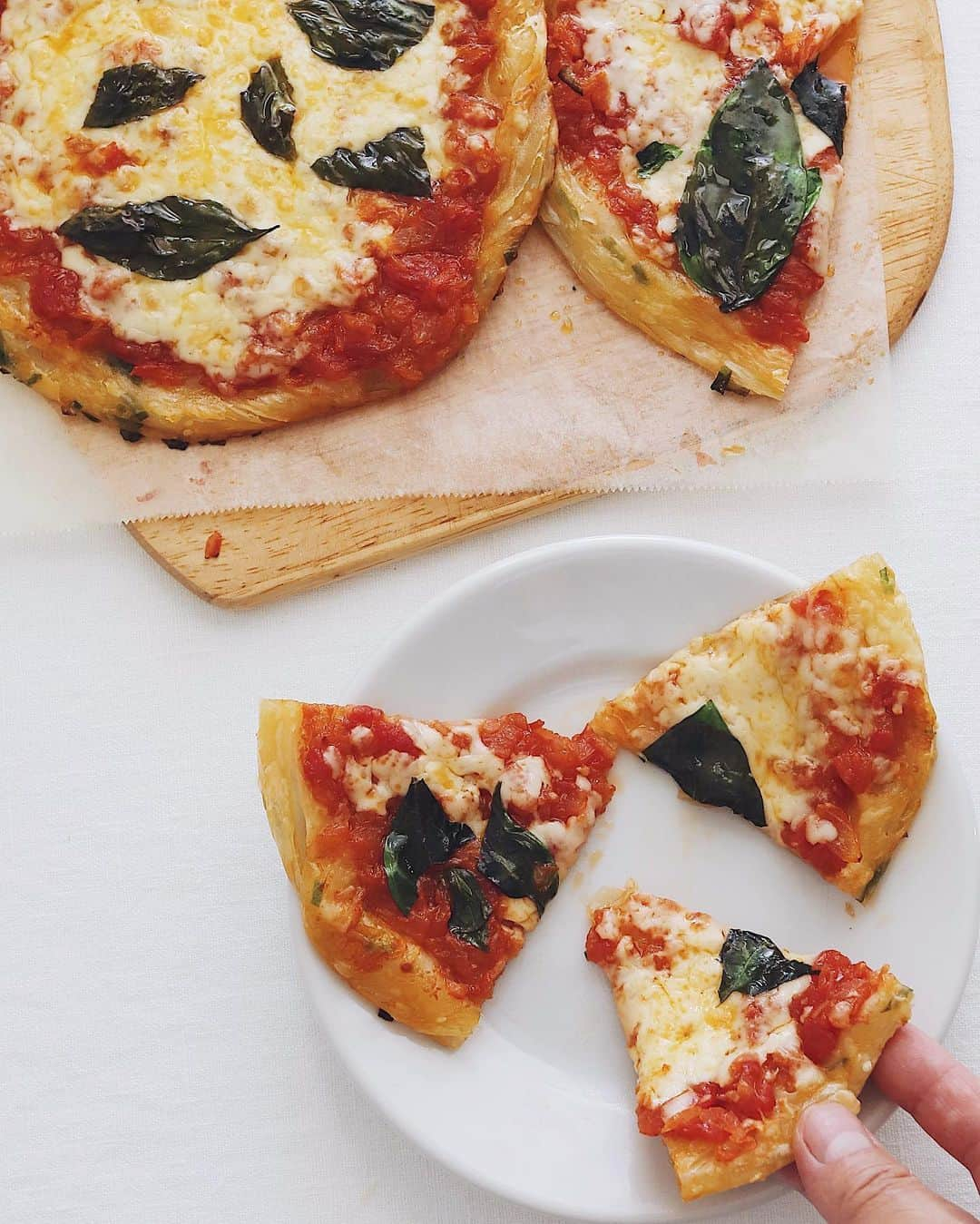 樋口正樹のインスタグラム：「Scallion Pie Margherita 🍕 . お昼ごはんに簡単ピザ。 業スーの葱抓餅の上に トマトソースをぬって ピザ用チーズをのせて バジルをちらし焼けば 手軽においしいピザに！ ちょいオイリーだけど😅 . 以上、業務連絡でした🙇 . . . #葱抓餅 ##葱抓餅ピザ #ネギパイピザ #業務スーパー #業務スーパー購入品 #業スー #業務連絡 #margherita #pizzamargherita #taiwanbreakfast #taiwanfood #scallionpiepizza」