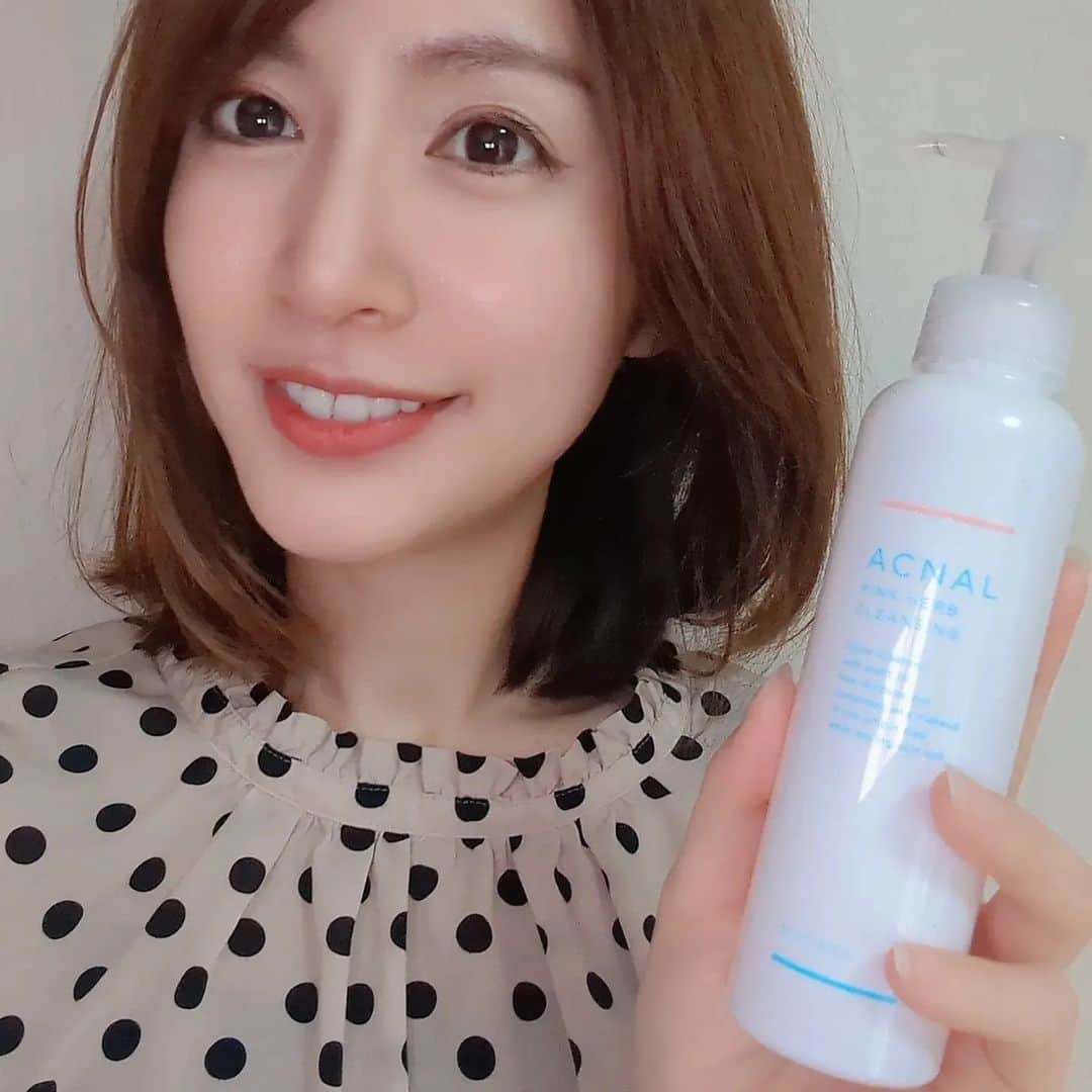 浜田真衣のインスタグラム：「肌に優しい#スキンケアアイテム のご紹介🫧⁡⁡ ▶ピンクハーブクレンジング(アクナル) ⁡⁡⁡1週間試してみたら驚いた🫢⁡ෆ˚* ⁡ ⁡―――――――――― ★落ちにくかったマスカラがしっかり落ちる ★なのに保湿成分のお陰で肌が突っ張らない ⁡★ダブル洗顔不要⁡ ★なのに毛穴のつまりも特に起きない⁡ ⁡―――――――――― ⁡ ⁡「ニキビ改善」の為に開発されたクレンジングオイルで、だからこそ肌に優しい🌿.∘⁡ ハーブオレンジの香りがとっても落ち着く🍊⁡ ⁡ ニキビに限らず  #肌質改善 の良きアイテムになるなぁと思ったよ🌸⁡ ⁡⁡このまま使ってみようと思います🫶⁡ ⁡  #乾燥肌 や  #混合肌 の方に特に合いそう！ ⁡ ⁡#acnal #ニキビクレンジング #ニキビケアクレンジング #クレンジングオイル #角栓ケアクレンジング #提供  #アクナル  #ピンクハーブクレンジング  #スキンケア #お肌ケア」