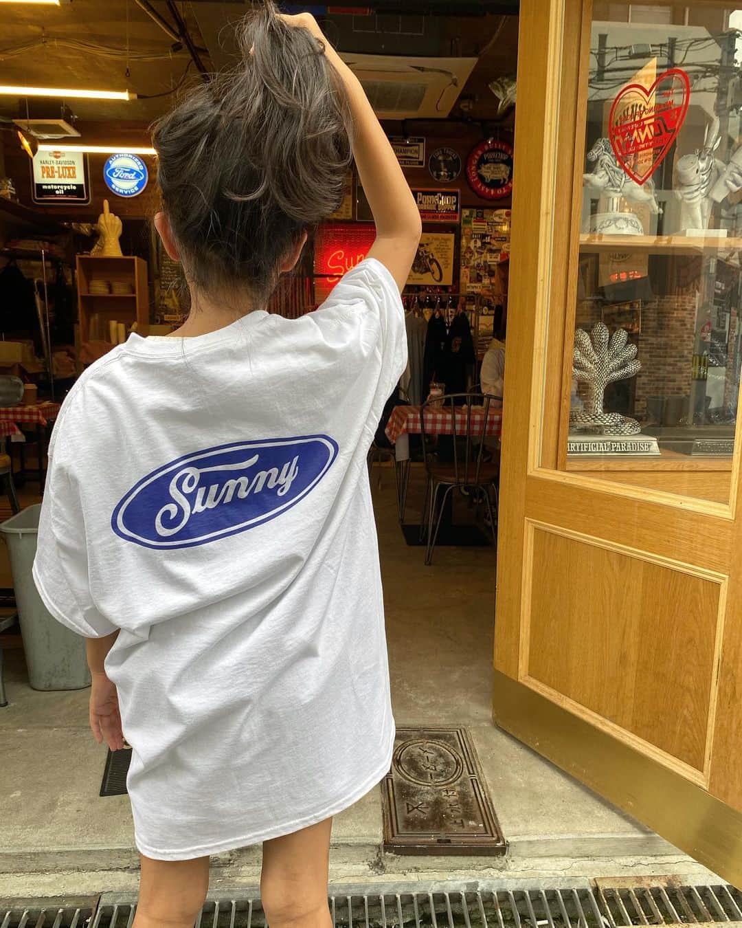 のインスタグラム：「. SUNNY classic logo T-shirt 🎡🎢 . 本日12:00- 発売です☺︎ ( 日曜日0:00まで⏳ ) . . @sunny_thirty_two_club」