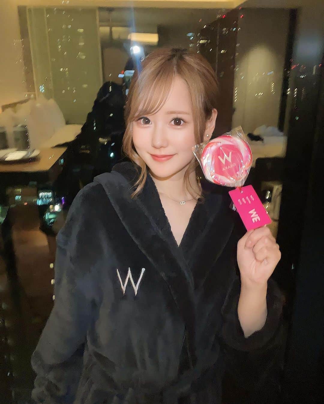 あだちまみのインスタグラム：「. W Osakaのガウンが可愛い♡ また泊まりたいなあ☺️❤️  次はプールもいったみたい👙  @wosakahotel   #本日のコーデ#outfit #ポートレート#撮影 #撮影モデル#関西被写体#インフルエンサー #ビジネス#副業#事業#女性企業#美容 #ビジョビ#ビジョスタ#女性経営者」