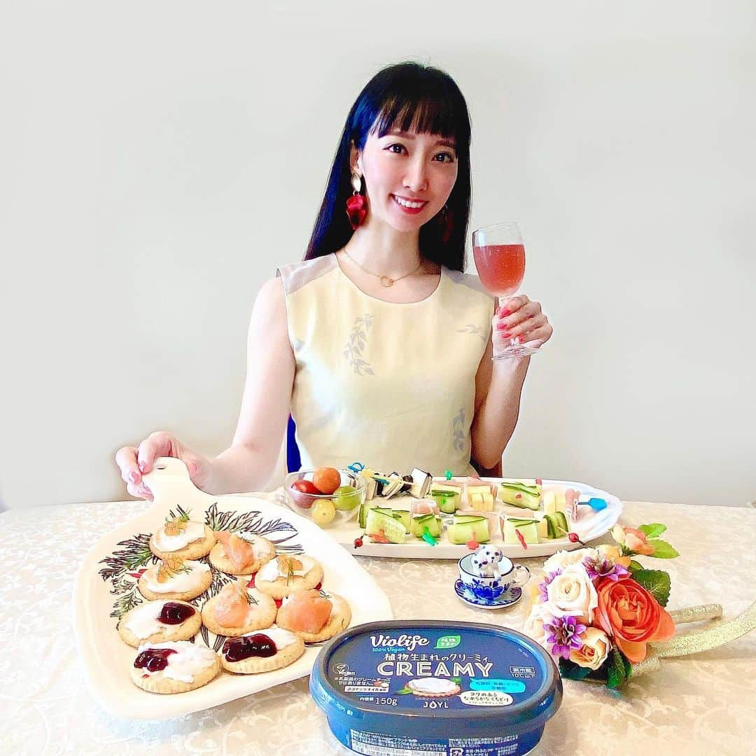 恵美のインスタグラム：「.  チーズが大好きでお家でもよく チーズフォンデュを食べる私🧀💕  植物生まれのチーズ「Violife(ビオライフ)」 をいただいてみました❣️ @violife_jp   「Violife(ビオライフ)」では 定期的に動物性の食生活を植物性に切り替えて カラダにも環境にもサスティナブルな食生活を 目指す「食 べるサス活」プロジェクトを 推進しています   「Violife」は、ココナッツオイルを原料とし 環境にも配慮したプラントベースチーズで アレルギー物質28品目は不使用✨  チーズ好きの私は ピンチョスとカナッペを作ってみました🧀❤️  普段いただいているチーズと変わらない 美味しさで家族からも大好評でした🥰  むしろ人気すぎて 1分以内に全部無くなった🤣  準備結構時間かかったのに食べるのは一瞬🤣  今後も「Violife」で「食べるサス活」を 続けていきたいです🌹   #食べるサス活 #Violife #サスティナブル #PR」