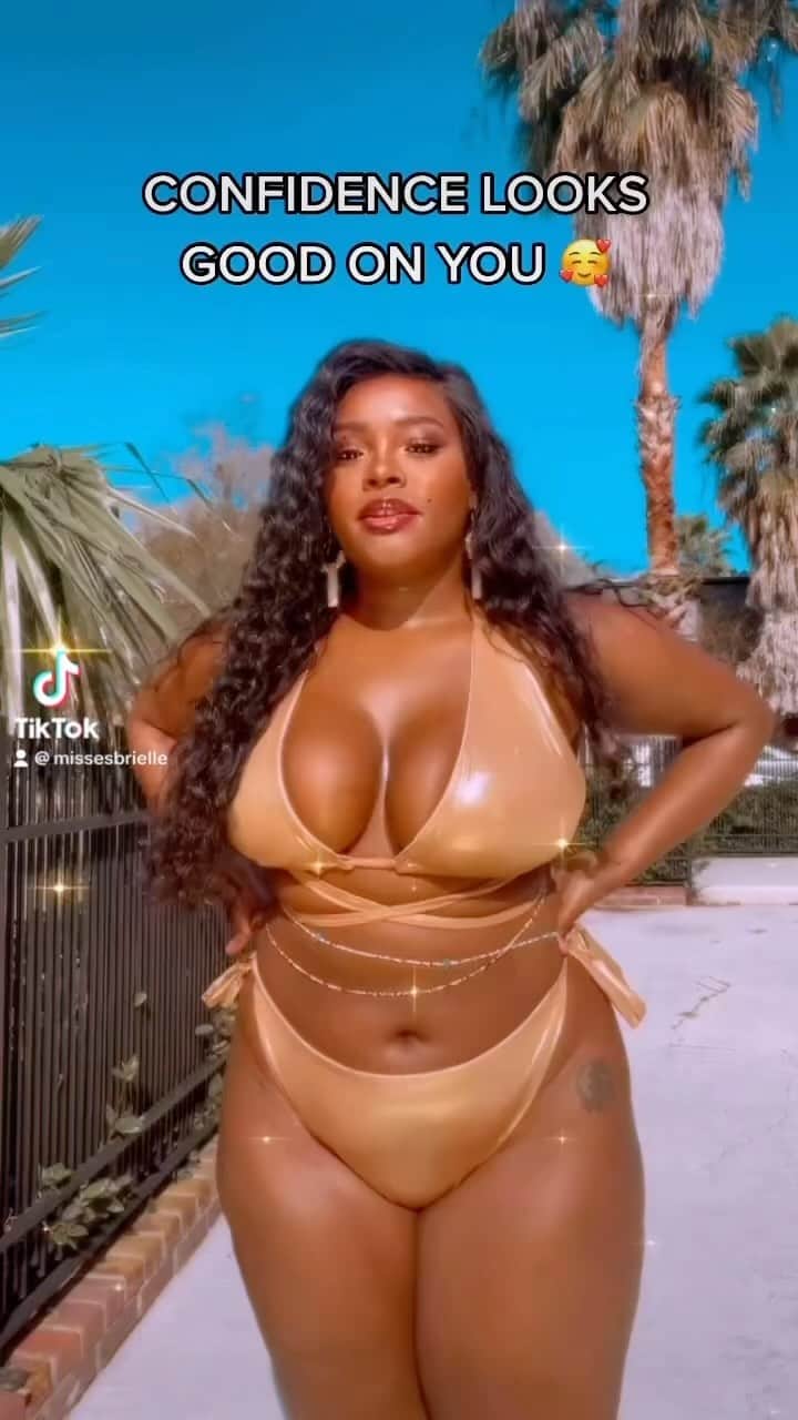 ブリール・アニーヤ・カニングハムのインスタグラム：「The party girls acting bad all summer @missesbrie swimmmm 👙❤️😍」