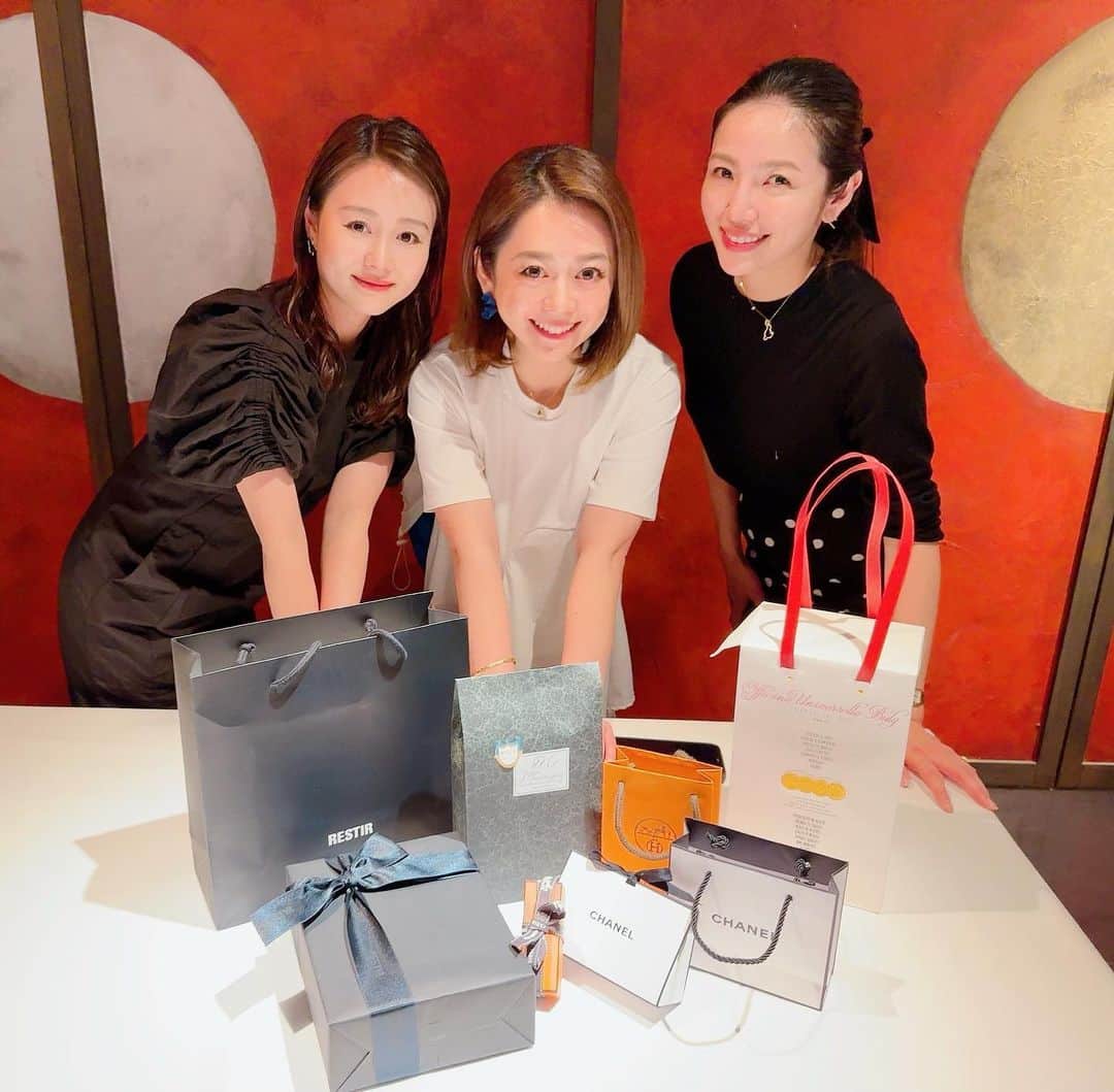 安藤成子のインスタグラム：「It's my birthday  1ヶ月以上も前だけどバタバタで載せれてなかったから今更🤣  2023年5月8日に36歳の誕生日を迎えました✨  当日は大好きなサウナ行って大好きな @margotto_e_baciare で 大好きな友人達に囲まれて幸せな誕生日を迎えられました🤍  美味しすぎて楽しすぎて笑いすぎて目尻のしわ気になる年頃ですがたくさん笑いジワできた日でした🤍  @ai_risa910  @saori_iso_1010  @poisann37  @daisuke_shim @kasumi78787878  @kayamajunpei  @shiori071069  @taiki_arima  & @kentakayama   ありがとう😊 #birthday #birthdaydinner」