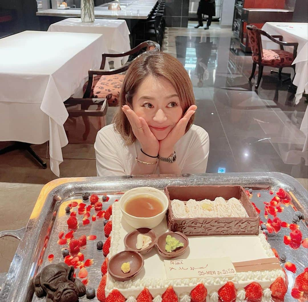 安藤成子さんのインスタグラム写真 - (安藤成子Instagram)「It's my birthday  1ヶ月以上も前だけどバタバタで載せれてなかったから今更🤣  2023年5月8日に36歳の誕生日を迎えました✨  当日は大好きなサウナ行って大好きな @margotto_e_baciare で 大好きな友人達に囲まれて幸せな誕生日を迎えられました🤍  美味しすぎて楽しすぎて笑いすぎて目尻のしわ気になる年頃ですがたくさん笑いジワできた日でした🤍  @ai_risa910  @saori_iso_1010  @poisann37  @daisuke_shim @kasumi78787878  @kayamajunpei  @shiori071069  @taiki_arima  & @kentakayama   ありがとう😊 #birthday #birthdaydinner」6月16日 12時21分 - seikoando