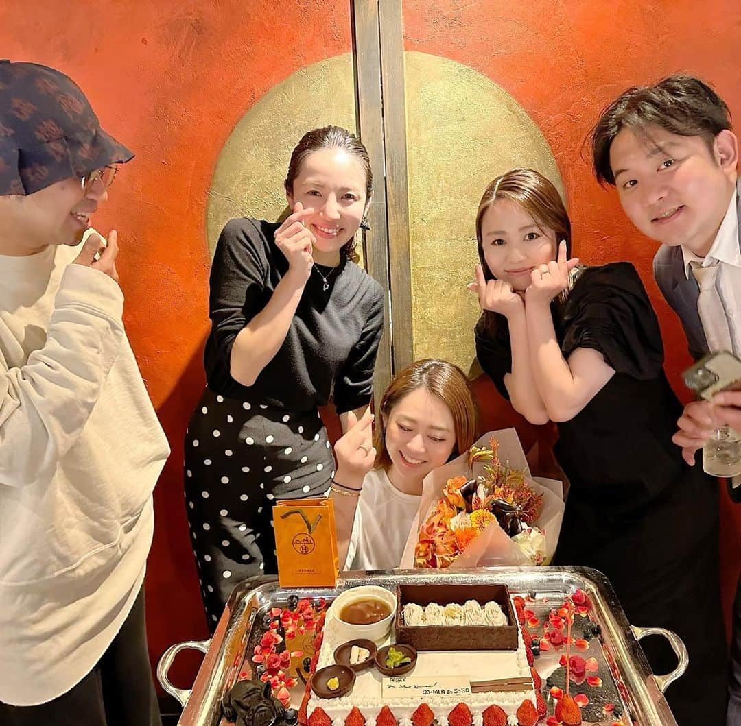 安藤成子さんのインスタグラム写真 - (安藤成子Instagram)「It's my birthday  1ヶ月以上も前だけどバタバタで載せれてなかったから今更🤣  2023年5月8日に36歳の誕生日を迎えました✨  当日は大好きなサウナ行って大好きな @margotto_e_baciare で 大好きな友人達に囲まれて幸せな誕生日を迎えられました🤍  美味しすぎて楽しすぎて笑いすぎて目尻のしわ気になる年頃ですがたくさん笑いジワできた日でした🤍  @ai_risa910  @saori_iso_1010  @poisann37  @daisuke_shim @kasumi78787878  @kayamajunpei  @shiori071069  @taiki_arima  & @kentakayama   ありがとう😊 #birthday #birthdaydinner」6月16日 12時21分 - seikoando