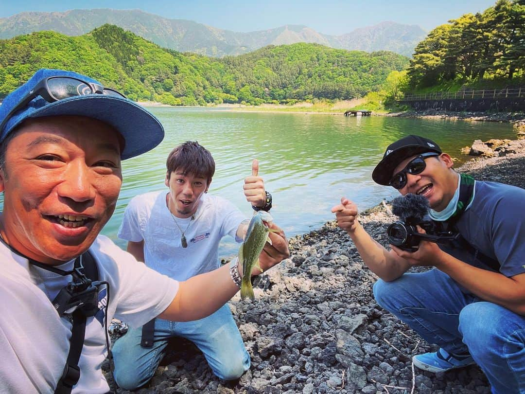 武井ドンゲバビーさんのインスタグラム写真 - (武井ドンゲバビーInstagram)「釣りキャンプ最高🏕️🎣  今夜18時に最新話公開！  とくちゃんときむ君と3人で河口湖バス釣りキャンプ🏕️  めっちゃ笑ったー🤣  ドンゲバビーチャンネル見てねー！  #バス釣り #バスフィッシング #キャンプ #河口湖 #西湖 #釣りよかでしょう #ドンゲバビー #武井ドンゲバビー」6月16日 12時22分 - takeidongebabee