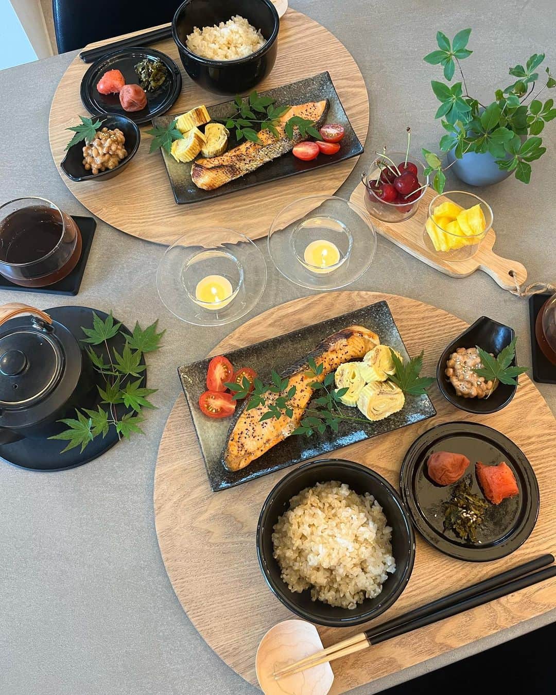 のインスタグラム：「今日はせなが鮭を食べたい🤤と言うことで和食🥢  このお茶碗として使ったのは @hinatalife  で見つけた【TOJIKI TONYA/トウジキトンヤ】おひつ一膳 ブラック👀  炊いたご飯を入れてそのまま冷蔵庫保管しておける🍚  おひつはいいよね☺️お米の味も落ちないし🌾今日は玄米ともち米を混ぜて炊きました🌾  コースターもhinatalife👌🏻 ̖́-‬  商品URLはストーリーに載せとくね！  #lifestyle#hinatalife#ひなたライフ#ひなたライフスタイル#pr #無農薬玄米#和食ランチ#おうちごはん#おうちカフェ#和定食#japanesefood#おひつ#無農薬#organic#tablesetting#tablecoordinate#テーブルコーディネート#lunch」