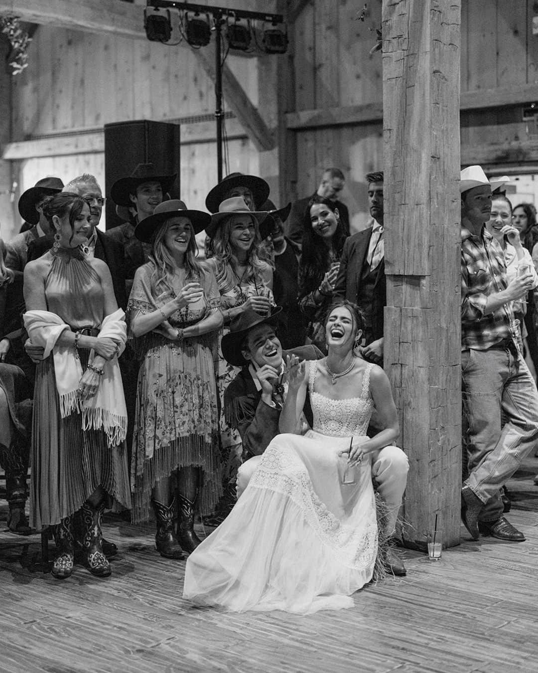 フィガロジャポンさんのインスタグラム写真 - (フィガロジャポンInstagram)「モデルのテイラー・ヒルが実業家のダニエル・フライヤーと結婚🤍 彼女の故郷であるコロラド州にある牧場で友人たちに囲まれながら結婚式を挙げた。この特別な日の前日に行ったウェルカムパーティで身につけたのは、パリのジュエリーブランド「メシカ」。ハイジュエリーコレクション”Born to be Wild”より、Desert Bloomイヤリングとネックレスを着用し、ゴージャスな装いを披露した。   詳細はこちらの記事をチェックして。 https://madamefigaro.jp/fashion/230616.htm  @taylor_hill @messikajapan #wedding #jewelry #junebride #ウェディング #結婚 #結婚式 #ハイジュエリー」6月16日 12時28分 - madamefigarojapon