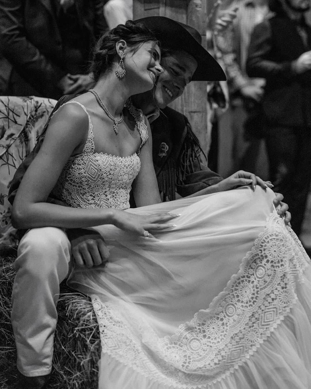 フィガロジャポンさんのインスタグラム写真 - (フィガロジャポンInstagram)「モデルのテイラー・ヒルが実業家のダニエル・フライヤーと結婚🤍 彼女の故郷であるコロラド州にある牧場で友人たちに囲まれながら結婚式を挙げた。この特別な日の前日に行ったウェルカムパーティで身につけたのは、パリのジュエリーブランド「メシカ」。ハイジュエリーコレクション”Born to be Wild”より、Desert Bloomイヤリングとネックレスを着用し、ゴージャスな装いを披露した。   詳細はこちらの記事をチェックして。 https://madamefigaro.jp/fashion/230616.htm  @taylor_hill @messikajapan #wedding #jewelry #junebride #ウェディング #結婚 #結婚式 #ハイジュエリー」6月16日 12時28分 - madamefigarojapon