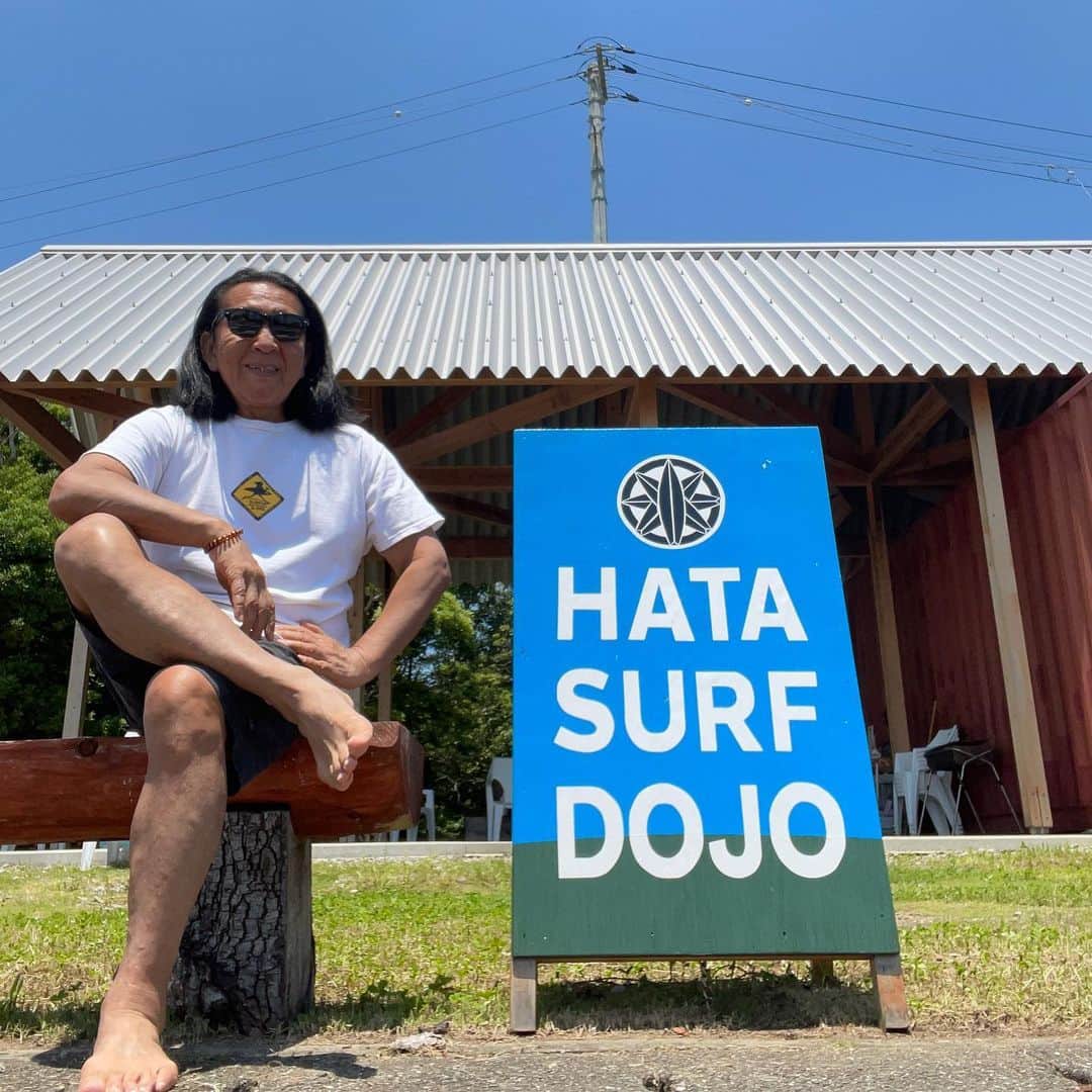 Ken Harakumaのインスタグラム：「サーフィンレッスン始まりました❣️ ショップの目の前がポイント🏄🏄‍♀️🏄‍♂️ 全員初めて🤙🤙🤙 @hatasurfdojo  @international_yoga_center  #サーフスクール  #サーフィンレッスン  #サーフィン初心者  #波乗り  #波乗り女子  #ヨガ  #瞑想  #マインドフルネス」
