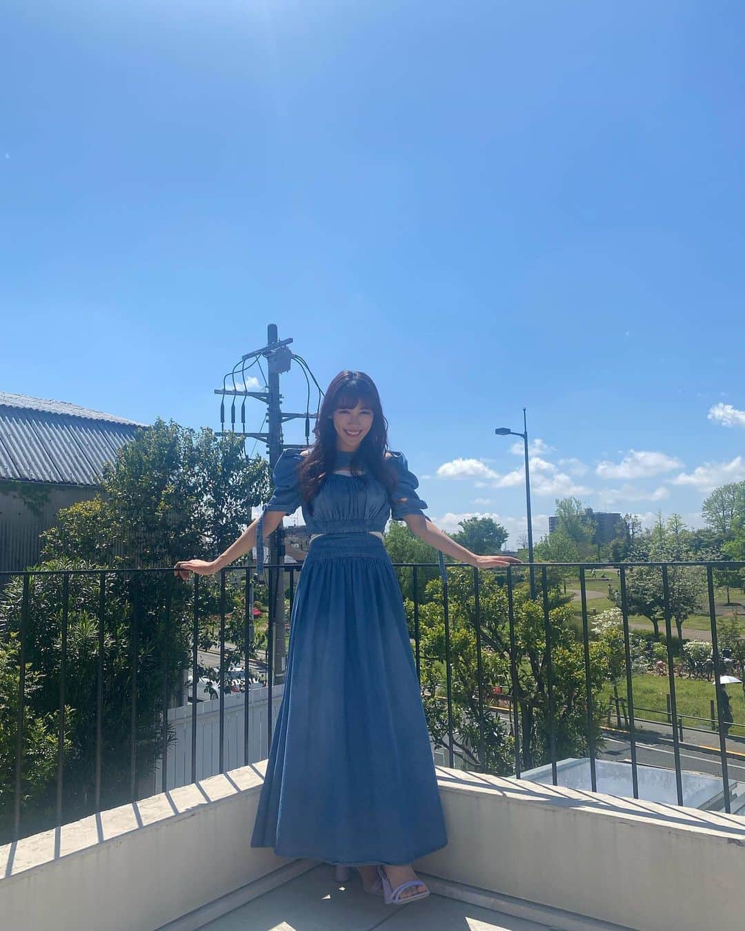 高城れにさんのインスタグラム写真 - (高城れにInstagram)「💙💙💙💙💙 やっぱ青空ってテンションあがるね💙☝🏻  #💙」6月16日 12時33分 - takagireni_official