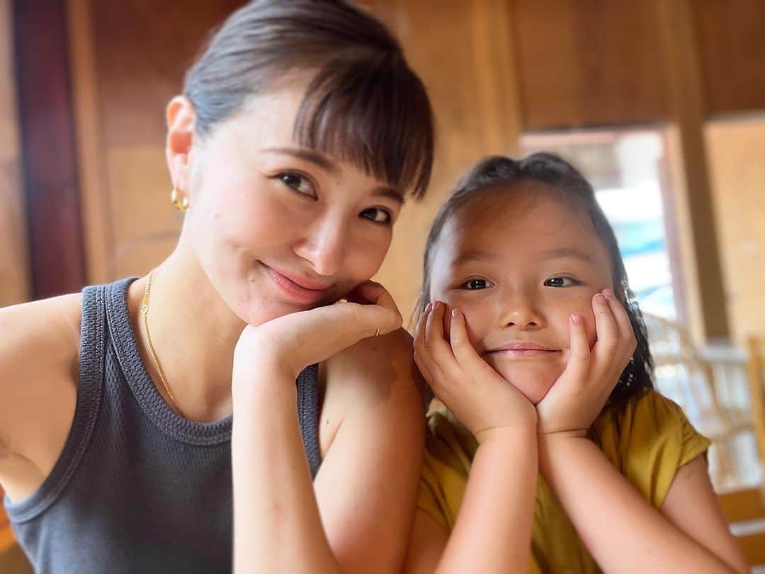 関谷桃子のインスタグラム：「#𝐇𝐚𝐧𝐚𝐭𝐢𝐦𝐞 ♡𝐌𝐨𝐦 𝐚𝐧𝐝 𝐝𝐚𝐮𝐠𝐡𝐭𝐞𝐫♡  花の面談週間（午前授業week）も今日で終わり♩ 長かったwwけど、それも良きかな(๑˃ᴗ˂)ﻭ  面談はドキドキしましたが、 楽しく学校生活を送ってくれているようなのでとりあえず全てよしです🙆‍♀️笑  なんか気がつけば二年生の夏☀️ ほんと毎日があっという間だなぁー、、すぐに中学生とかになっちゃいそうだよね。さみしいなぁ。笑  #娘時間 #母と娘 #長女 #手がかかるけど #最高のバディ #親子 #母娘  #第一子 #長女 #mybestbuddy #momanddaughter #hertime #twoofus #マミーの宝物」