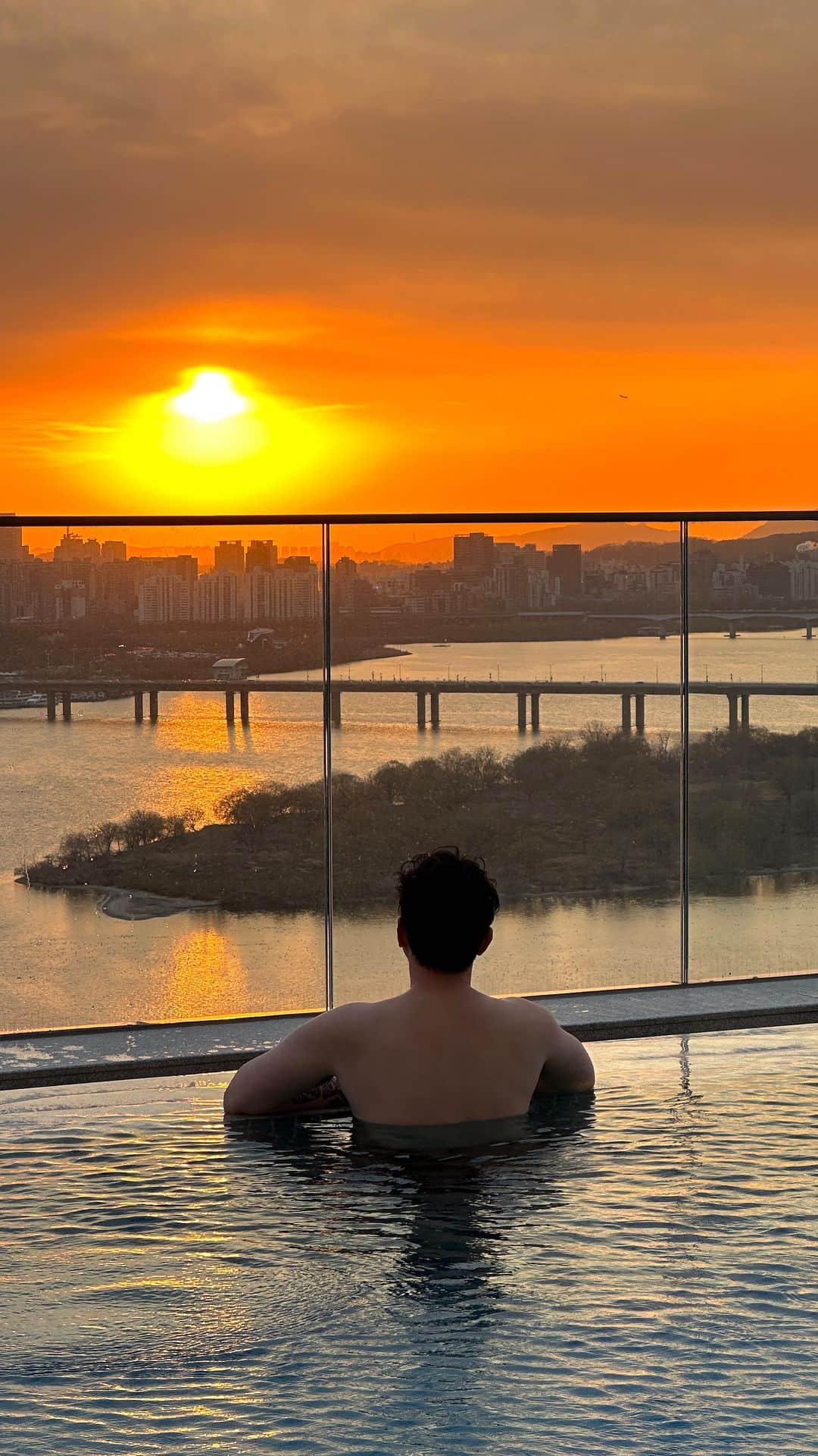 가로수길 , Seoulのインスタグラム：「Hotel Naru Seoul MGallery 🏨🏨  파노라마 한강뷰 인피니티풀에서 맞이하는 일몰은  정말 최고다. 날씨가 엄청 흐렸는데 마지막에 똬악 🌇🌇  물놀이 후에 굶주린 배를 잡고 22층 부아쟁에서 멋진 디너까지 🔥직원분들이 자꾸 사라지고 서비스가 좋은지는 모르겠지만 맛은 좋았던 부아쟁 레스토랑  ❣️타임랩스 찍는 재미가 있었던  ❣️무조건 발렛을 해야하는데 발렛+주차비3만원 🥲 (제일 아쉬운 부분) ❣️뷰는 정말 최고」