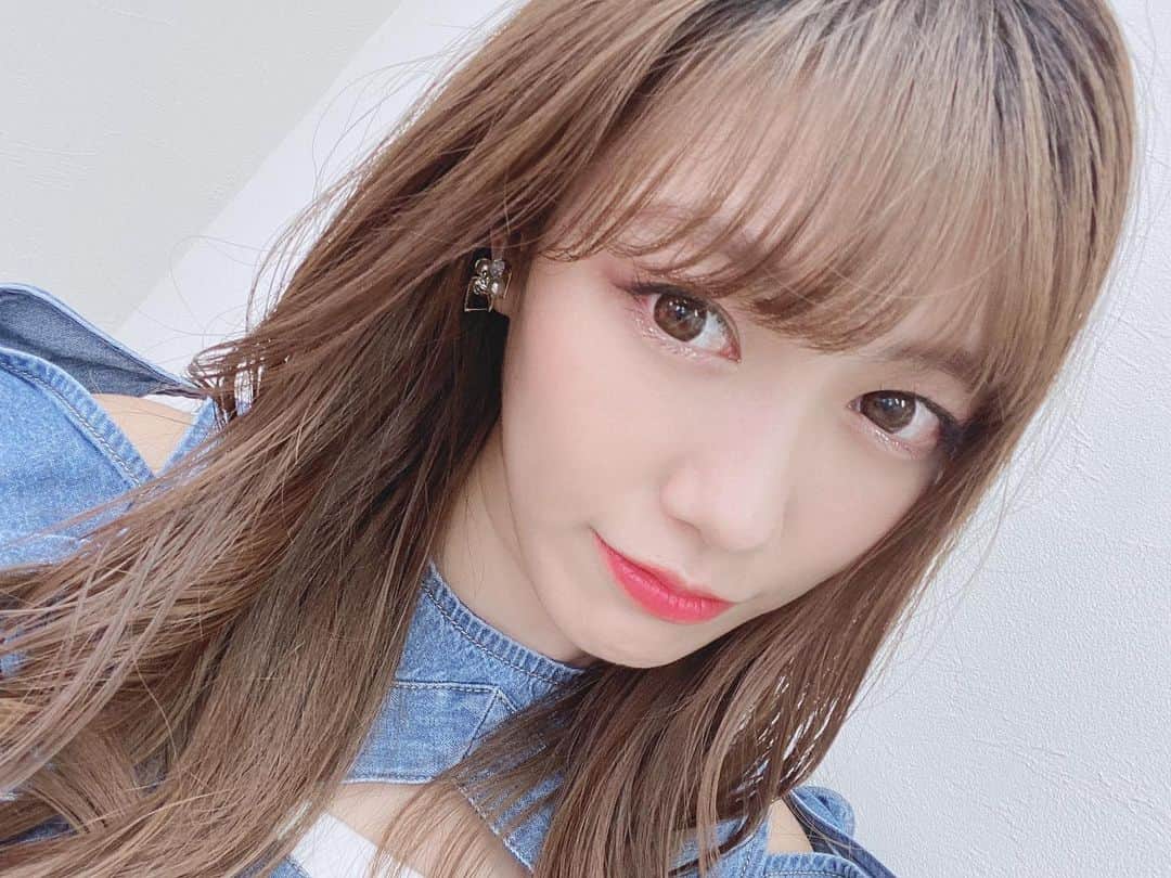 のインスタグラム：「前髪長めの外巻きって珍しいのではではー🫣💜？  #外巻きするために #レイヤーいれたのに #これ以降してなかった #🤭 #次髪色どうしよう」