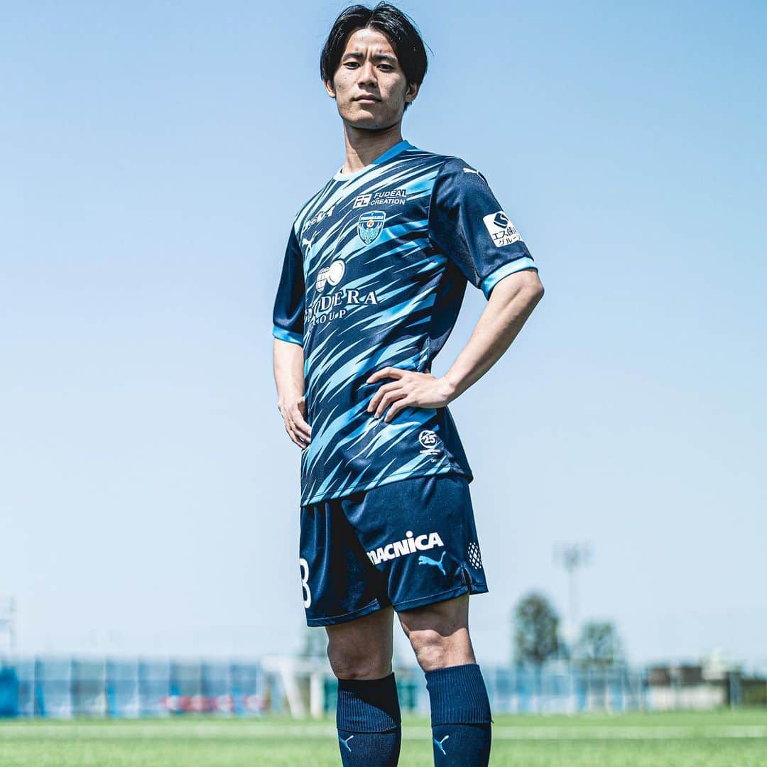 横浜FCさんのインスタグラム写真 - (横浜FCInstagram)「. YOKOHAMA FC 25th Anniversary Uniform⚡6/16(金)18:00より一次予約受付開始！購入特典も。  2023シーズン3rdユニフォームが決定！  クラブ設立25周年を記念して「#25周年記念ユニフォーム 」 として8月6日以降の公式戦3試合で選手が着用いたします。  ◆コンセプト・特徴 世界でも限られたチームのみが採用しているPUMAグローバルデザインプログラムから光の煌めきと閃光を表現したデザインを採用。25周年の歴史の重みを感じさせる重厚感のあるネイビーに、クラブカラーのHAMABLUEを掛け合わせ、前面の裾部分には横浜FC設立25周年記念ロゴが入ります。クラブの新たな歴史を刻むために強い輝きを放ちながら戦う選手たちの躍動感、共に戦ってきてくれたファン・サポーターの光り輝く笑顔をこれからも見られることを願い、ユニフォームに表現しました。  #近藤友喜 #yokohamafc25th  #yokohamafc #横浜FC  #Jリーグ #JLEAGUE #HAMABLUE」6月16日 13時20分 - yokohamafc_official