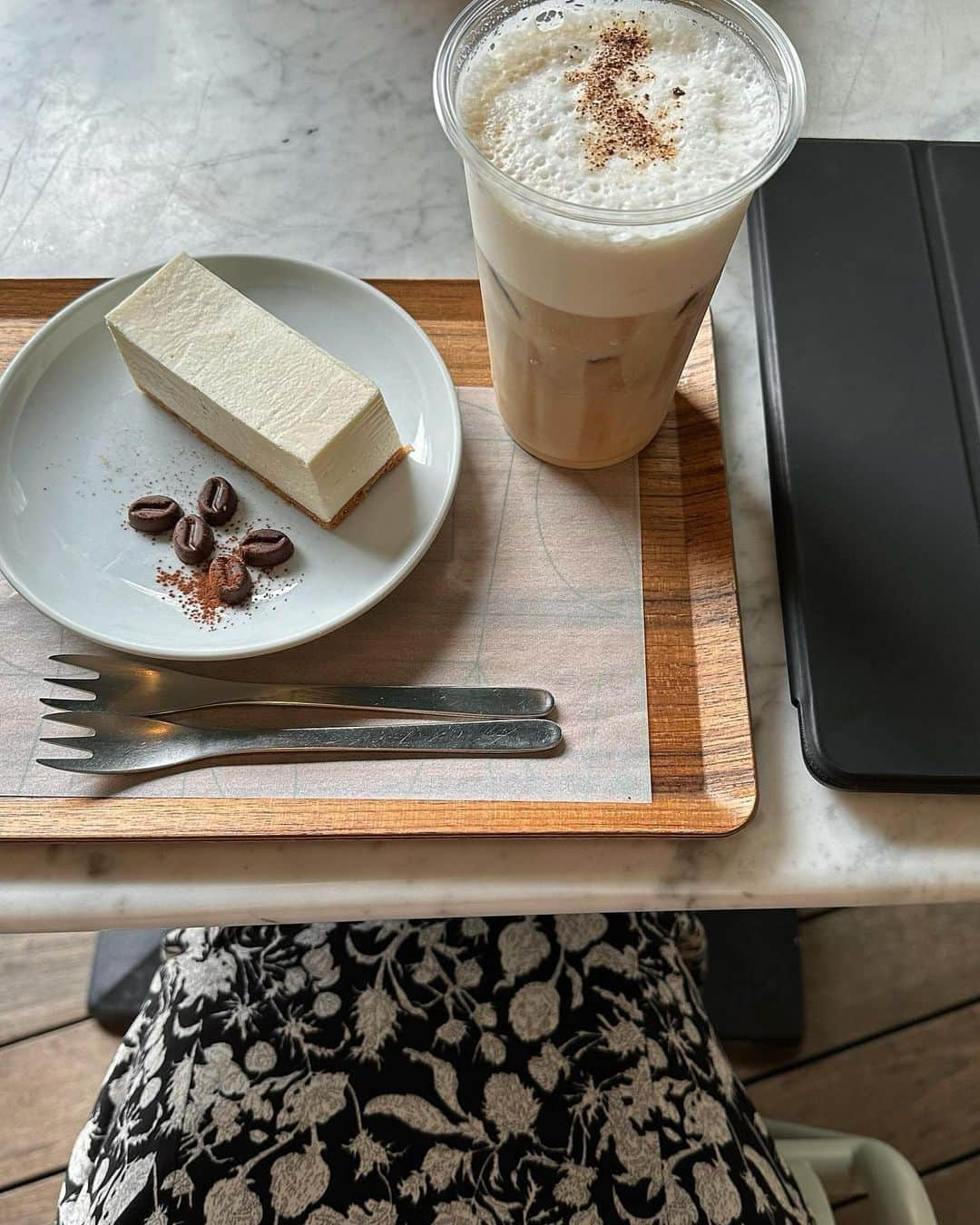 りぃのインスタグラム：「また行きたいカフェを見つけました☕️テラス席がとても気持ちよくて、ショーケース(最後に載せました)のスイーツ達は外れが無いんじゃないかというくらい美味しそうなものばかり、、🤤♡  この日は商談の合間に伺ったのですが 誘惑に負けてチーズケーキを注文 爽やかでとろけました…リピ確定です🧀  ㅤㅤㅤㅤㅤㅤㅤㅤㅤㅤㅤㅤㅤ 出勤服は、パフスリカットソーに花柄のプリーツマーメイドをチョイス。  これからの時期Tシャツが手放せないけれど 何度も推してるこの子は 涼しさ、上品さ、デザイン性 どれをとっても1級品です🥚🤍  白の方はもう1枚買おうか検討中。  また天気のいい日に行きたいな〜☕️  ㅤㅤㅤㅤㅤㅤㅤㅤㅤㅤㅤㅤㅤ @nairo__official   ▫️パフスリーブシフォンカットソー S ▫️プリーツマーメイドスカート S ▫️Pebble necklace  shoes / maisonmargiela   #渋谷カフェ #東京カフェ #tシャツコーデ #夏コーデ #上品コーデ #デートコーデ #小柄女子 #小柄コーデ#低身長女子 #低身長コーデ#シンプルコーデ #モノトーンコーデ #sサイズコーデ #150cmコーデ #マーメイドスカート#おちびコーデ#officewear #simpleoutfit #simpleoutfits #着回し #nairo_mag」