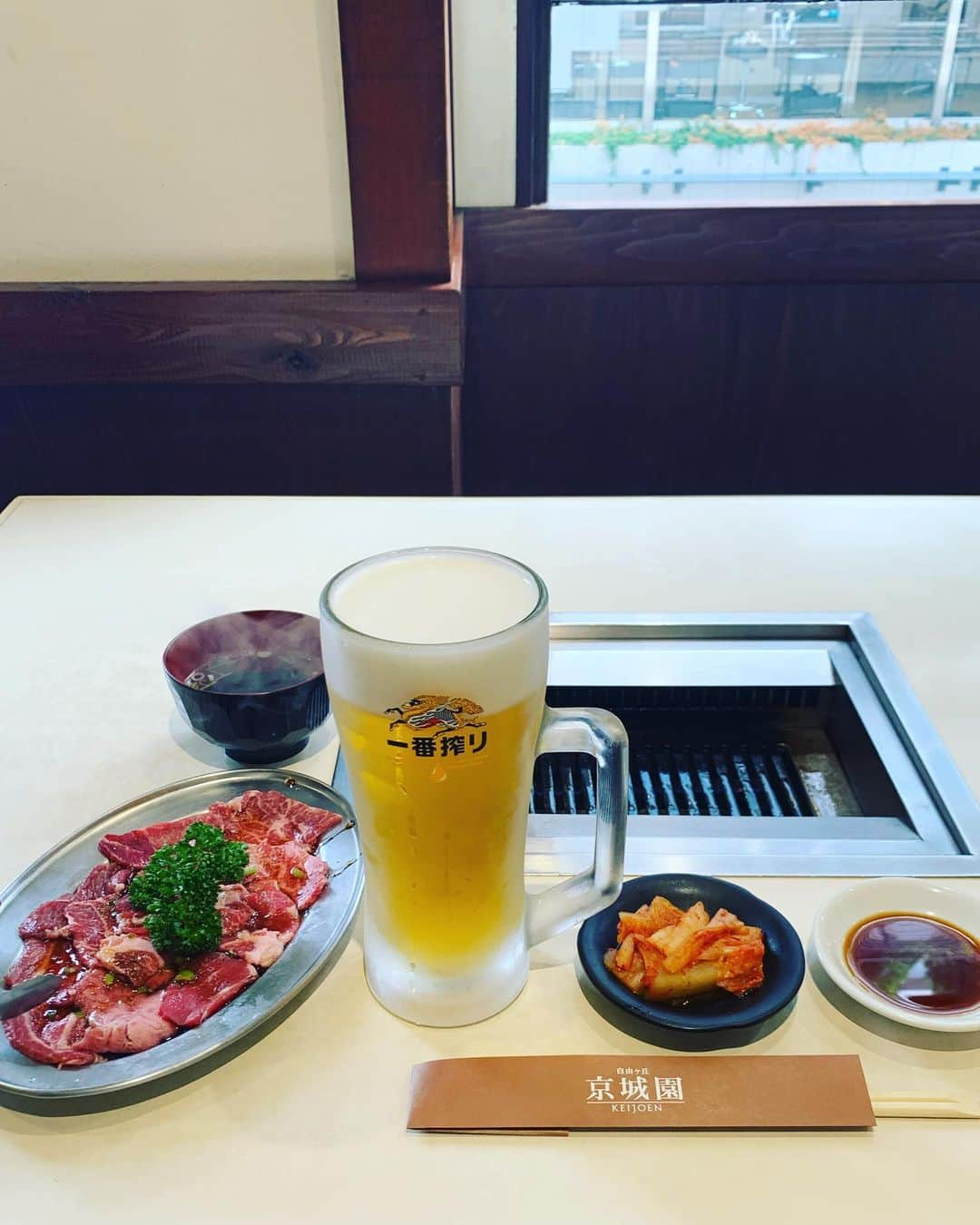 くろさんのインスタグラム写真 - (くろInstagram)「有給休暇満喫ランチ🥩🍺  焼肉ランチ🥩1,100円 生ビール大🍺825円  上記がメニュー掲載の税込価格ですが何故かお会計は2,200円でした🤔 うむむ。おばちゃんにちゃんと確認すべきでした…。←投稿しようとメニュー見てたら、やっぱ間違えてるわな。  ま、でも焼肉は旨しでした😋  #自由が丘京城園焼肉ランチ  #老舗焼肉京城園 #自由が丘京城園  #生ビール大ジョッキ #生ビール大 #麒麟一番搾り #一番搾り大ジョッキ #ランチビア #ランチビール #ランチ生ビール #京城園自由が丘 #京城園ランチ #焼肉ランチ #自由が丘焼肉ランチ #自由が丘ランチ #自由が丘グルメ #自由が丘焼肉 #くろ呑み喰い」6月16日 13時01分 - m6bmw