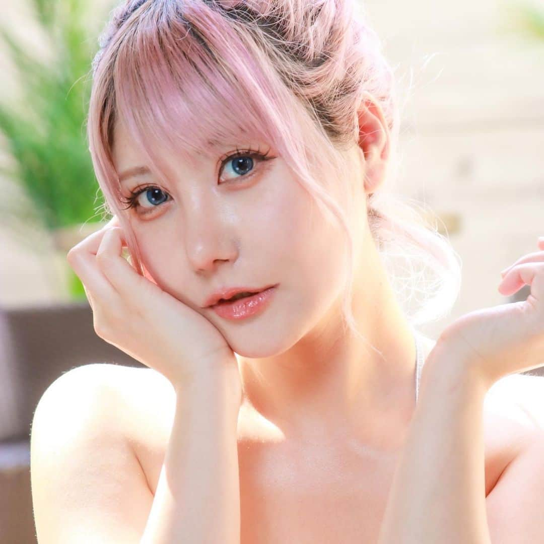 小鳥遊くれあのインスタグラム：「R Beauty CLINIC @r_beauty.clinic の吉田先生 @dr.yoshida.kei に鼻整形と脂肪注入をしてもらって1ヶ月経ったよー！  最近撮影でお外でのお仕事もあって 風に吹かれることも多いんだけど 風が吹いた時におでこがまるいのが とても綺麗な上にお鼻も高くなったので 横顔がめっちゃ盛れてやってよかった💓  #rbeautyclinic  #吉田慧  #鼻整形  #脂肪注入」