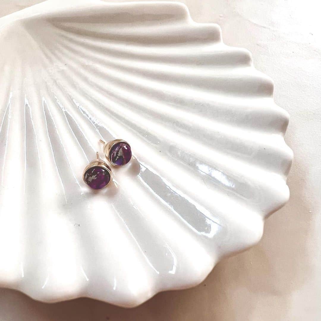 滝川りおのインスタグラム：「me.さま( @me_jewelry_ec )の K10 カラーストーン スタッドピアス (コッパートルコ バイオレット)のご紹介𓂃𓍯  天然のターコイズを砕き 溶けた銅を注いで固め研磨したもので デザインのアクセントに⟡.·  着画でも近日中にご紹介しますね‎🤍  💎 @l_co.official さま  #エムイードット #pr」