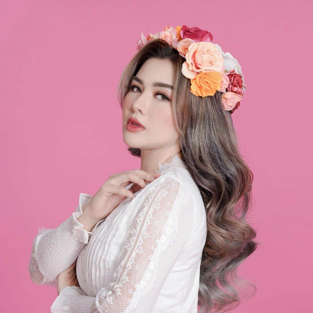 Vicky Shuのインスタグラム：「MRS. JUNG VISHU 💜💜💜💜💜💜  Jangan dibaca jeung vishu yah genks 😂😂😂  Thank you team pemotretan 🥰 Photographer @yudajulianofficial MUA @smmakeupstylist Hairstylist @xyhair」