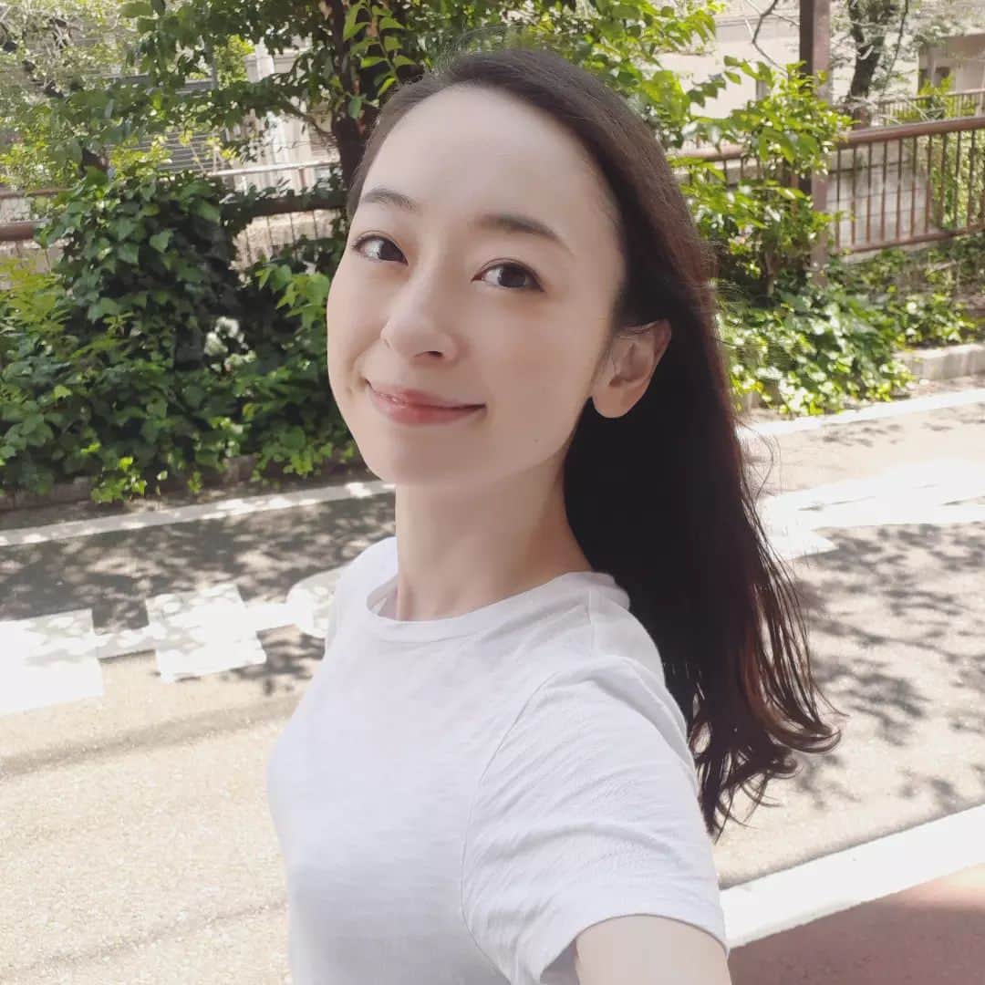 瞳ゆゆのインスタグラム：「今日は気持ち良いお天気☀️ 暑くなるとTシャツ率高めです。  昨日から、川口オートレース中継に出演しています🏍️  15-18日　ナイター開催 19-21日　ナイトレース 26-29日　デイ開催  今月末から、来月、再来月と、沢山観劇予定を入れてしまいました😆  ご褒美になるよう、お仕事頑張ります。  #宝塚 #宝塚og #オートレース #川口オート」