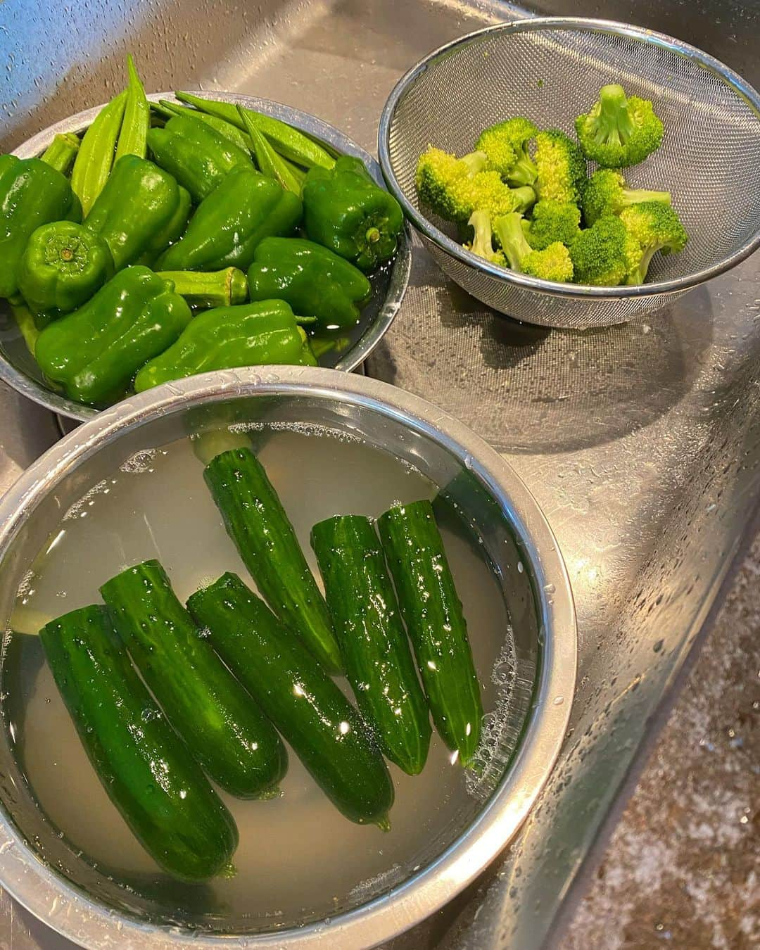 蒲生麻由さんのインスタグラム写真 - (蒲生麻由Instagram)「グリーンの野菜達の副菜作りにハマった日🫑🥦🥒  なんとか子供達に食べてもらいたくて、 好きそうな味付けで作ってみました❣️  左上から時計回り ①ブロッコリーと卵とささみのマヨネーズサラダ ②無限きゅうり(きゅうり&長芋) ③無限ピーマン(ピーマン@ツナ) ④オクラの胡麻和え ⑤丸ごとピーマンの旨味びたし  火を使わず、全部電子レンジ出てきちゃいます🤭 (ゆで卵以外)  簡単な味付けレシピは↓  ①ブロッコリーと卵とささみのマヨネーズサラダ レンジでチンしたブロッコリー&ゆで卵に マヨネーズ&タルタルソースお好みで(塩@胡椒) で味付けしてできあがり❣️  ② 無限きゅうり(きゅうり&長芋)きゅうり&長芋切って、ごま油、鶏がらスープの素、いりごま、醤油で 味付けしてできあがり❣️  ③ 無限ピーマン(ピーマン@ツナ) ピーマンをカットして、レンジでチン。ツナ、鶏がらスープの素、ごま油、、お好みで塩コショウ、いりごま で味付けしてできあがり❣️  ④ オクラの胡麻和え オクラのヘタ処理して、レンジてチン。すりごま、砂糖(orてんさいオリゴ糖)、醤油で味付けしてできあがり❣️  ⑤ 丸ごとピーマンの旨味びたし ピーマンのヘタを取って(種はそのまま)フォークでブスブス刺して、レンジでチン。 めんつゆ、ごま油、鰹節を加えてできあがり❣️  #mamalife #作り置きおかず #副菜つくりおき  #副菜レシピ #緑の副菜 #子供も食べれる #夏野菜レシピ #ホタテパウダーで洗う」6月16日 13時19分 - mayugamo_lamana